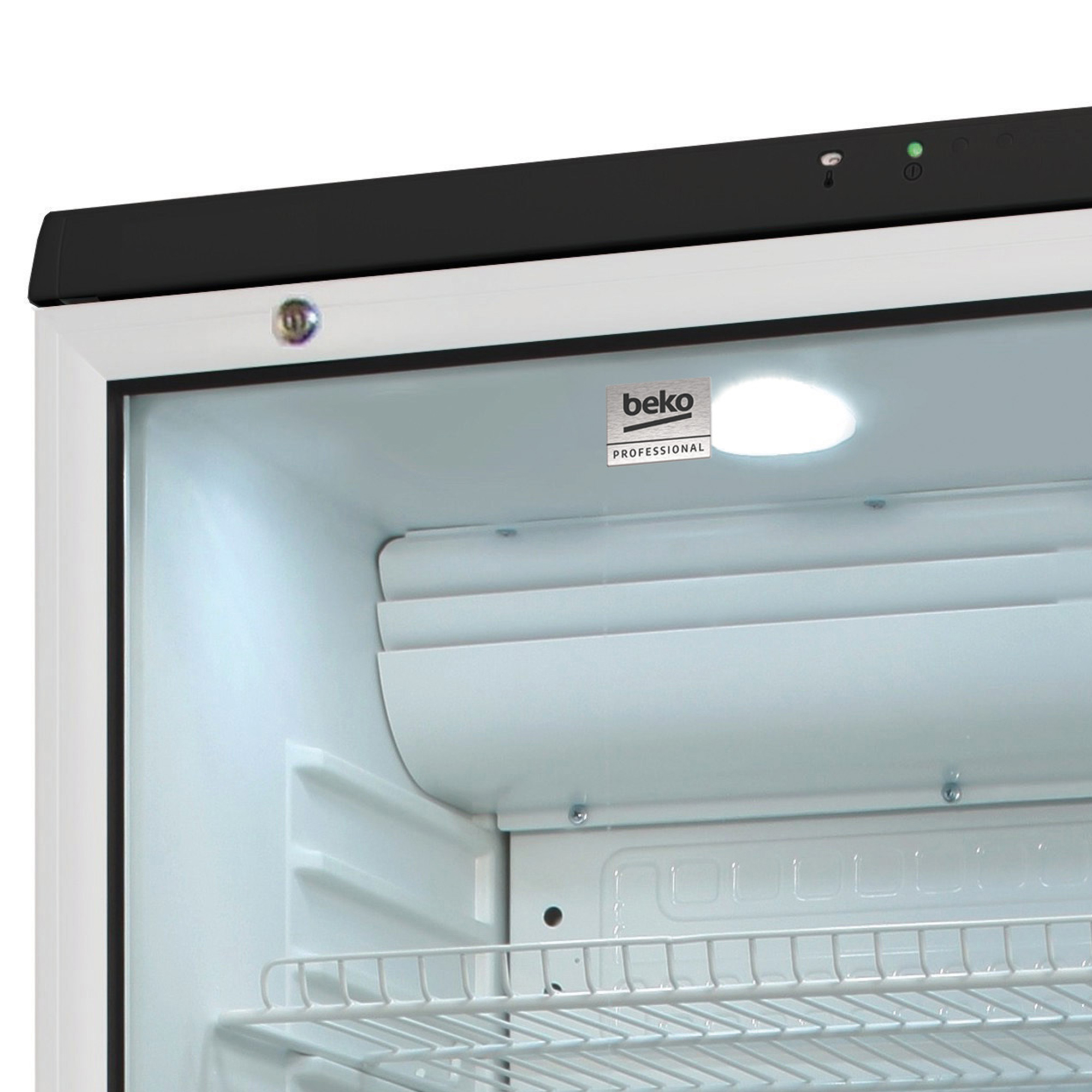 Innenaufnahme eines weißen Kühlschranks. Ein Beko Professional-Logo ist sichtbar. Die Oberseite hat ein Licht und Kontrollleuchten.