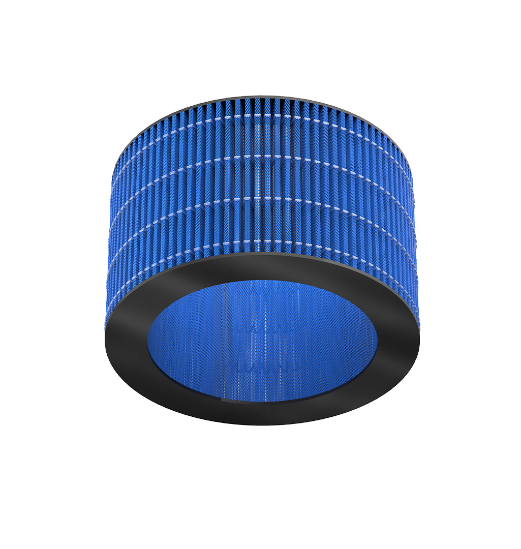 Ein zylindrischer Luftfilter mit blauem, plissiertem Material und schwarzen kreisförmigen Rahmen oben und unten, vor weißem Hintergrund.