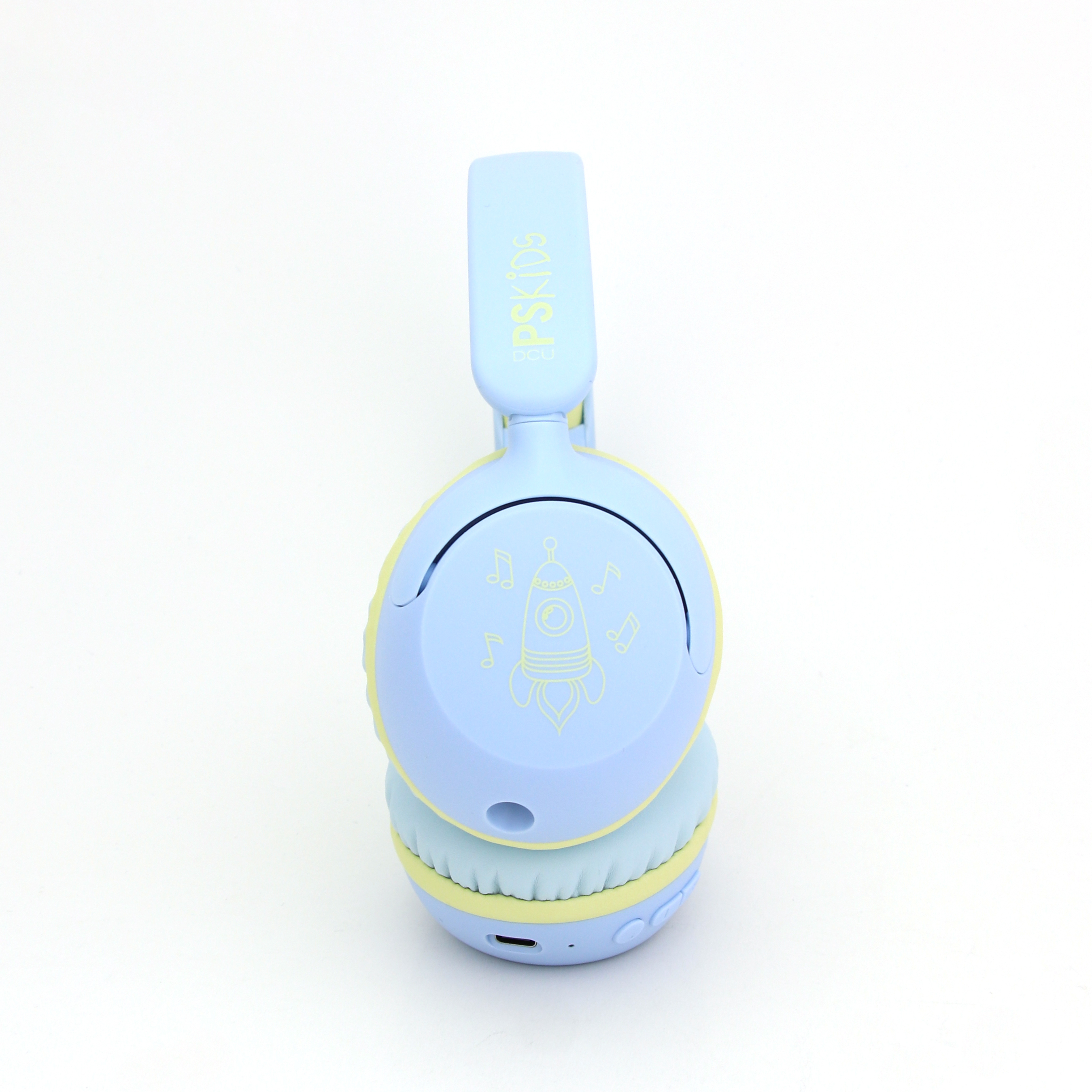 Niebieskie i żółte słuchawki. Muszle mają wzór rakiety. Tło jest białe.