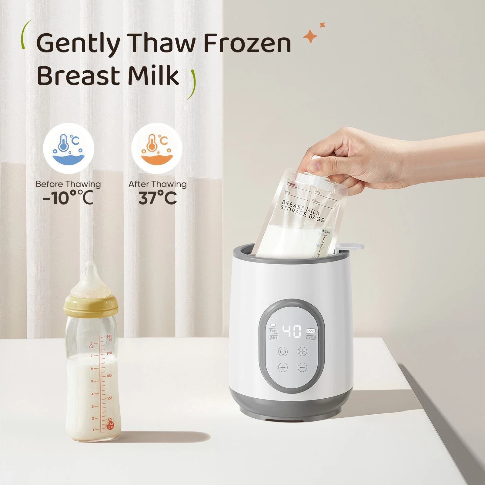 Eine Hand legt einen Muttermilch-Aufbewahrungsbeutel in einen weißen Wärmer. Der Wärmer zeigt '40' an, und eine Flasche ist in der Nähe.