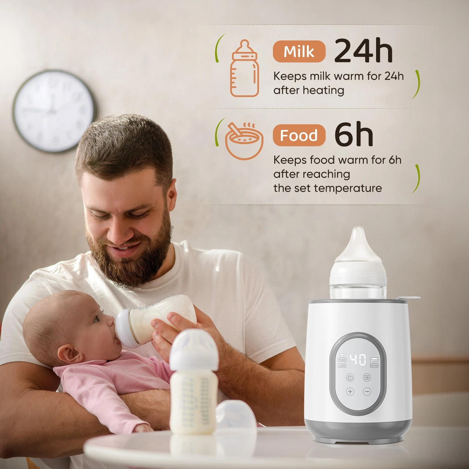 Ein Mann füttert ein Baby mit einer Flasche. Rechts ist ein Wärmer und links die Uhr.