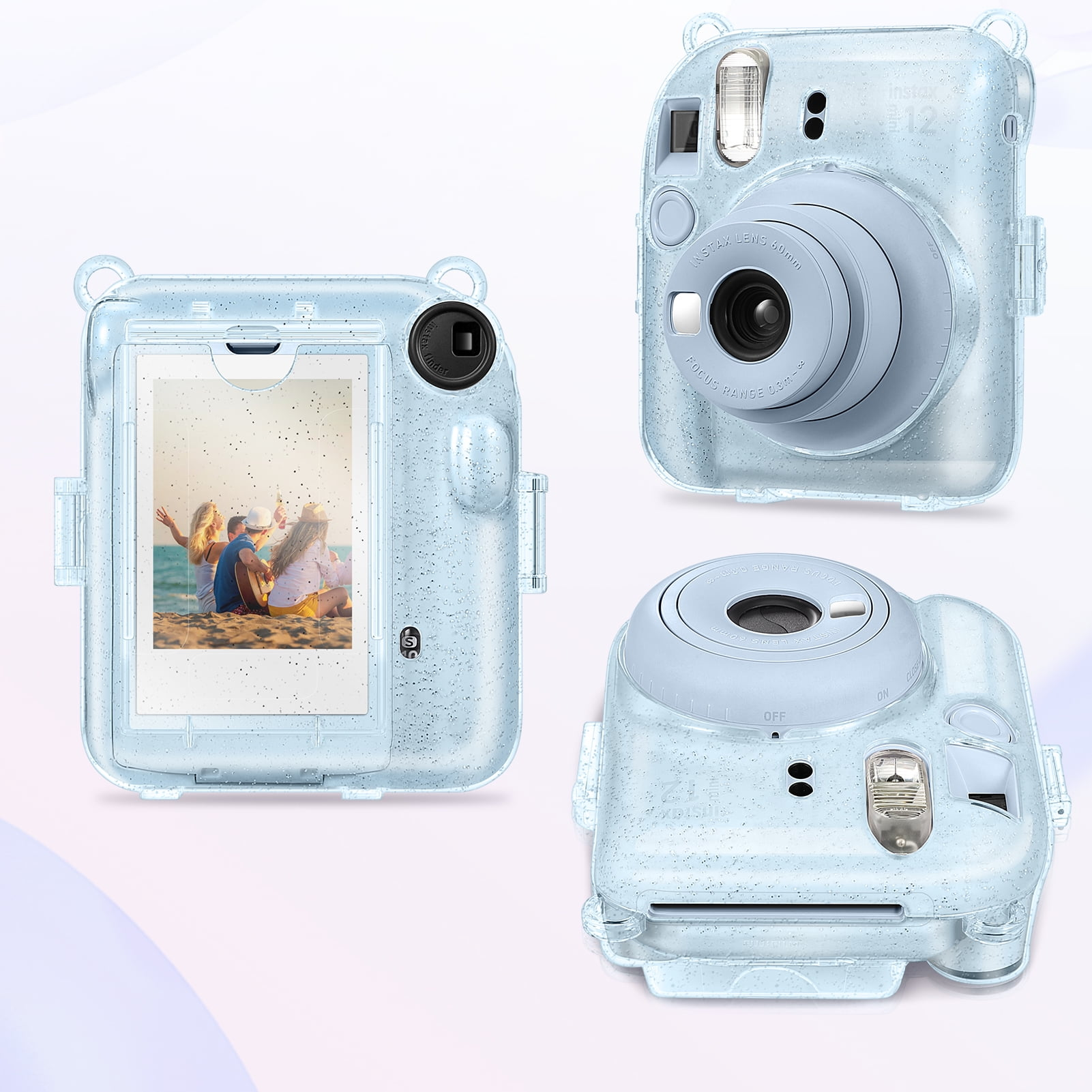 Drei Ansichten einer blauen Instax-Kamera. Eine zeigt ein Foto von Leuten am Strand. Die Kamera hat ein glitzerndes Gehäuse.