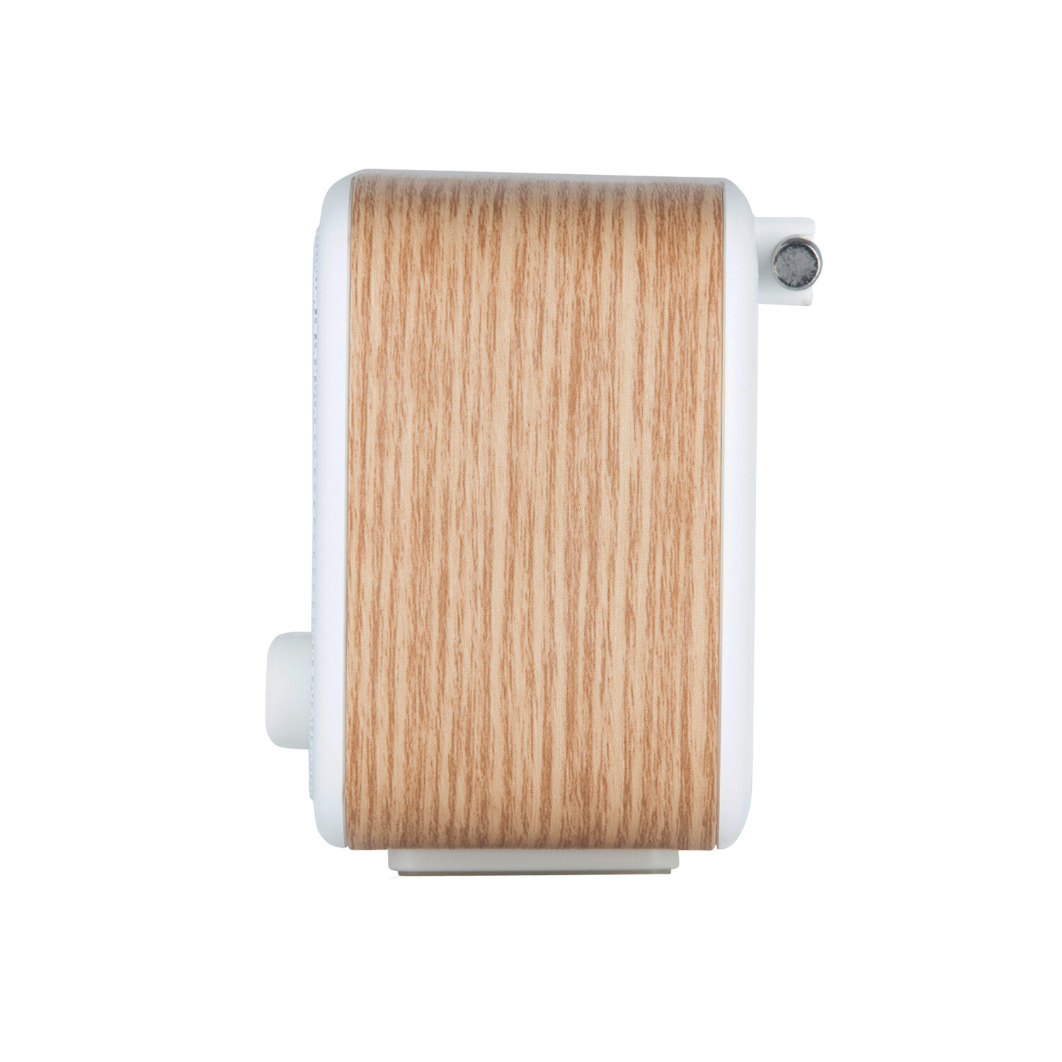Seitenansicht eines kleinen Holzspeakers mit weißen Kanten und einem weißen Knopf. Der Hintergrund ist weiß.