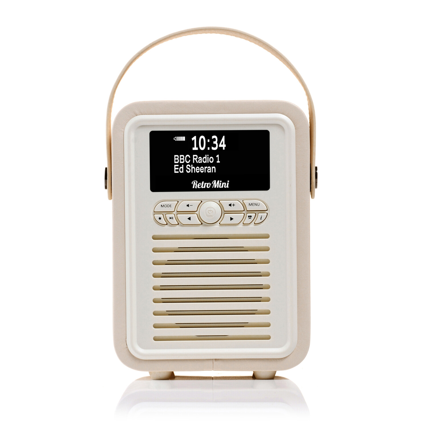 Ein cremefarbenes Retro Mini Radio zeigt 10:34, BBC Radio 1, Ed Sheeran an. Es hat einen Griff, Knöpfe und einen Lautsprechergrill.