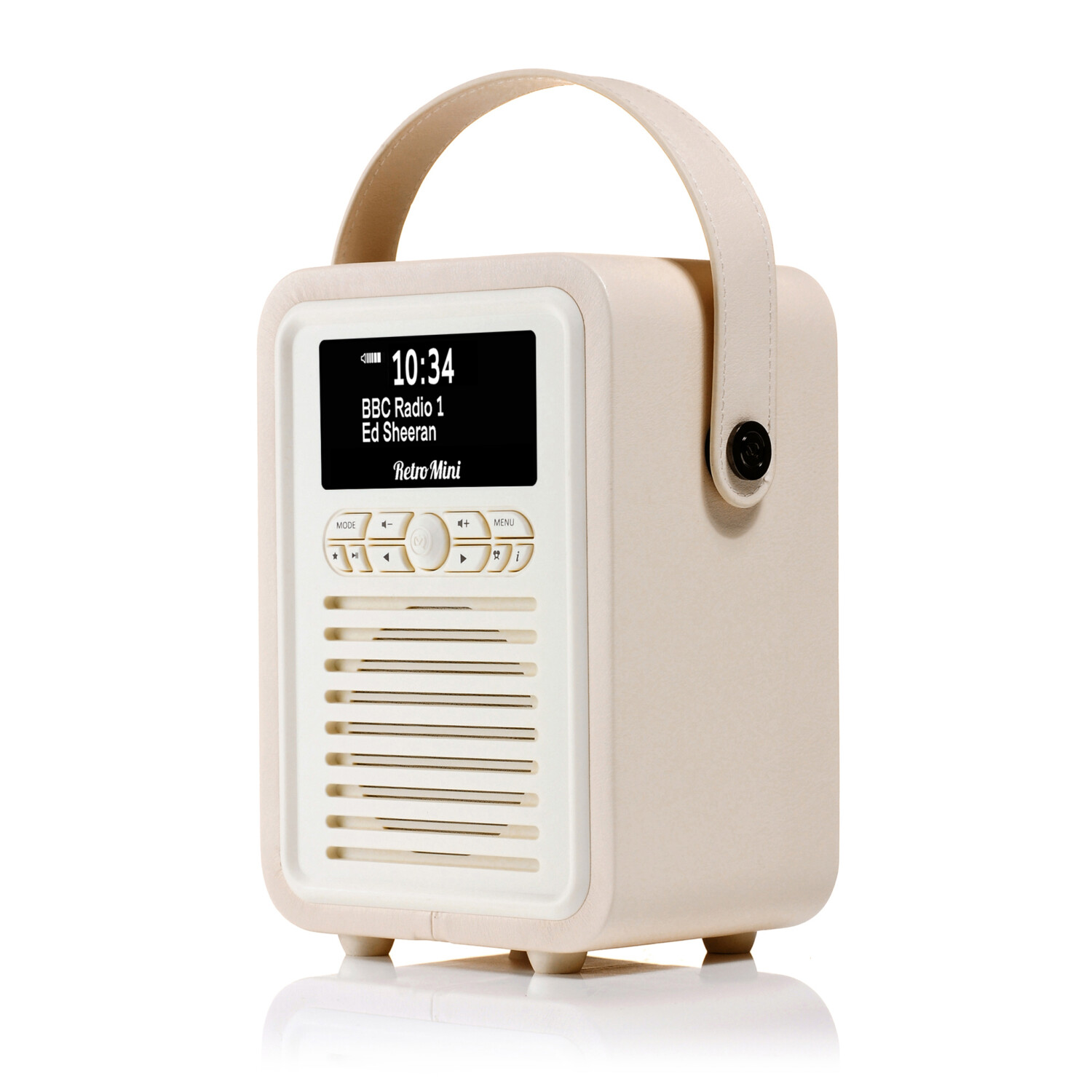 Ein cremefarbenes Retro Mini Radio zeigt die Uhrzeit und BBC Radio 1. Es hat einen Griff und Knöpfe. Der Hintergrund ist weiß.