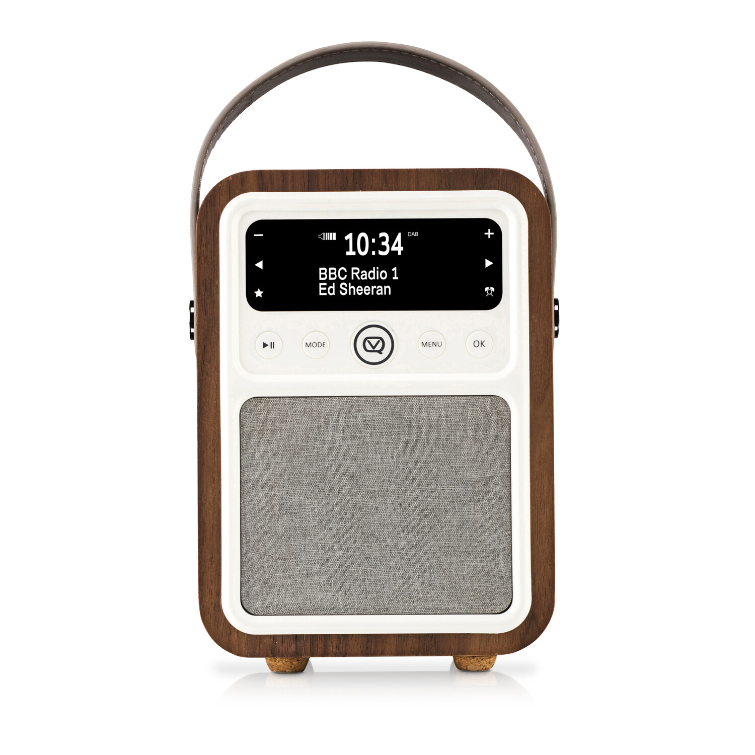 Ein Holzradio mit Ledergriff. Der Bildschirm zeigt die Uhrzeit, BBC Radio 1 und Ed Sheeran an. Es hat einen grauen Lautsprecher.