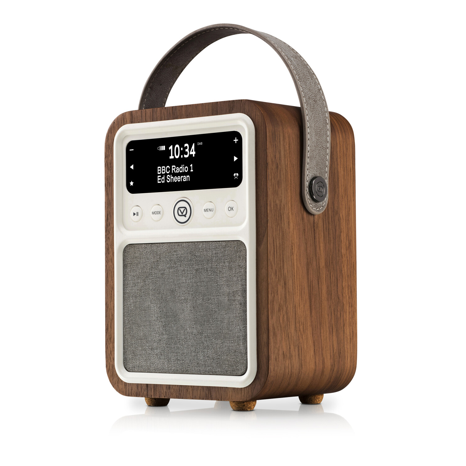 Ein Holzradio mit Ledergriff. Der Bildschirm zeigt Uhrzeit und Radiosender. Es hat einen Lautsprecher und Knöpfe. Das Radio steht auf einer weißen Oberfläche.