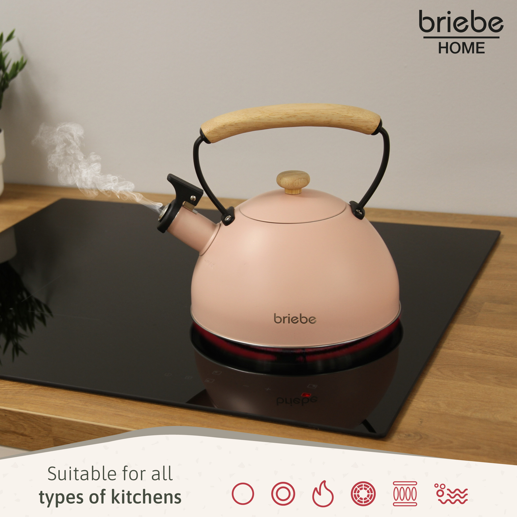 Una tetera rosa con mango de madera sobre una estufa negra, vapor ascendente. Logotipo 'briebe HOME' arriba a la derecha.