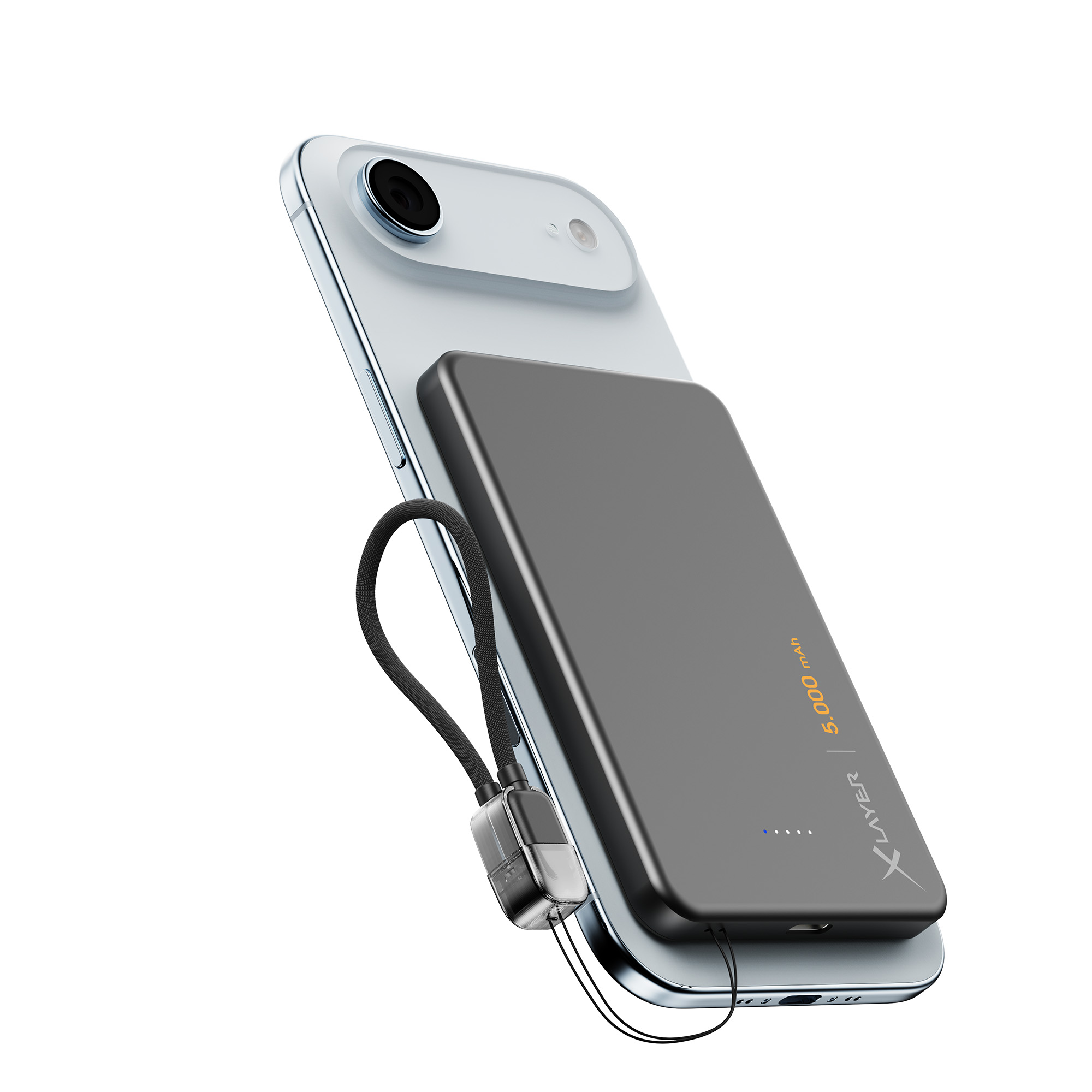 Eine graue Powerbank ist an einem silbernen Smartphone befestigt. Ein schwarzer Gurt ist an der Powerbank befestigt. Weißer Hintergrund.