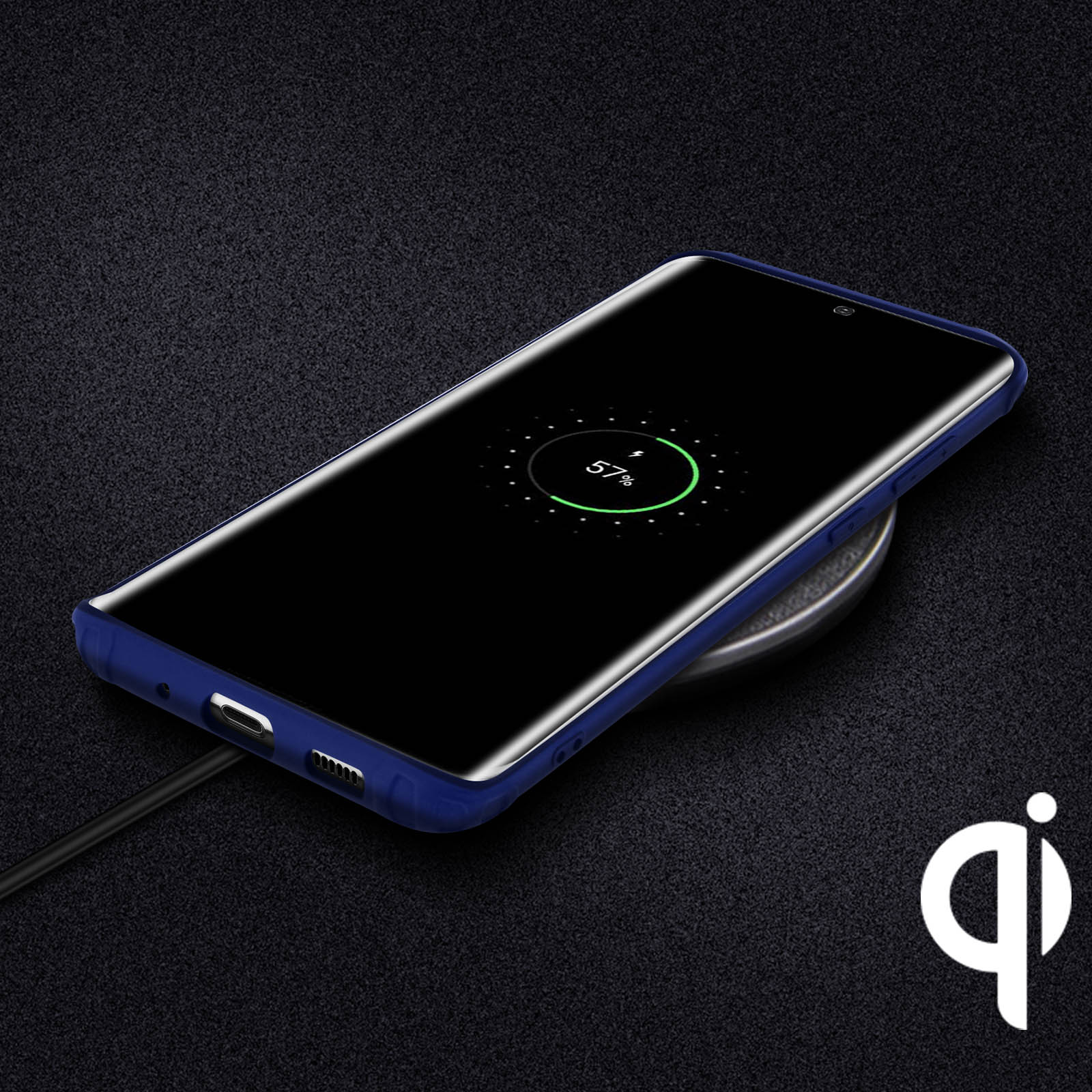 Un telefono blu si sta caricando su un caricatore wireless, mostrando il 57% di batteria. Lo sfondo è scuro e strutturato.