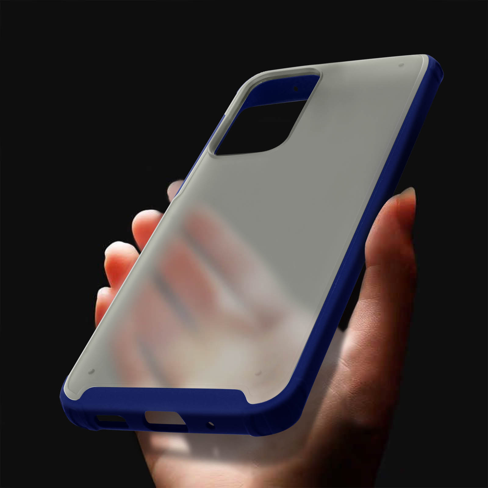 Una mano tiene una custodia per telefono. La custodia è grigia con bordi blu su sfondo nero.