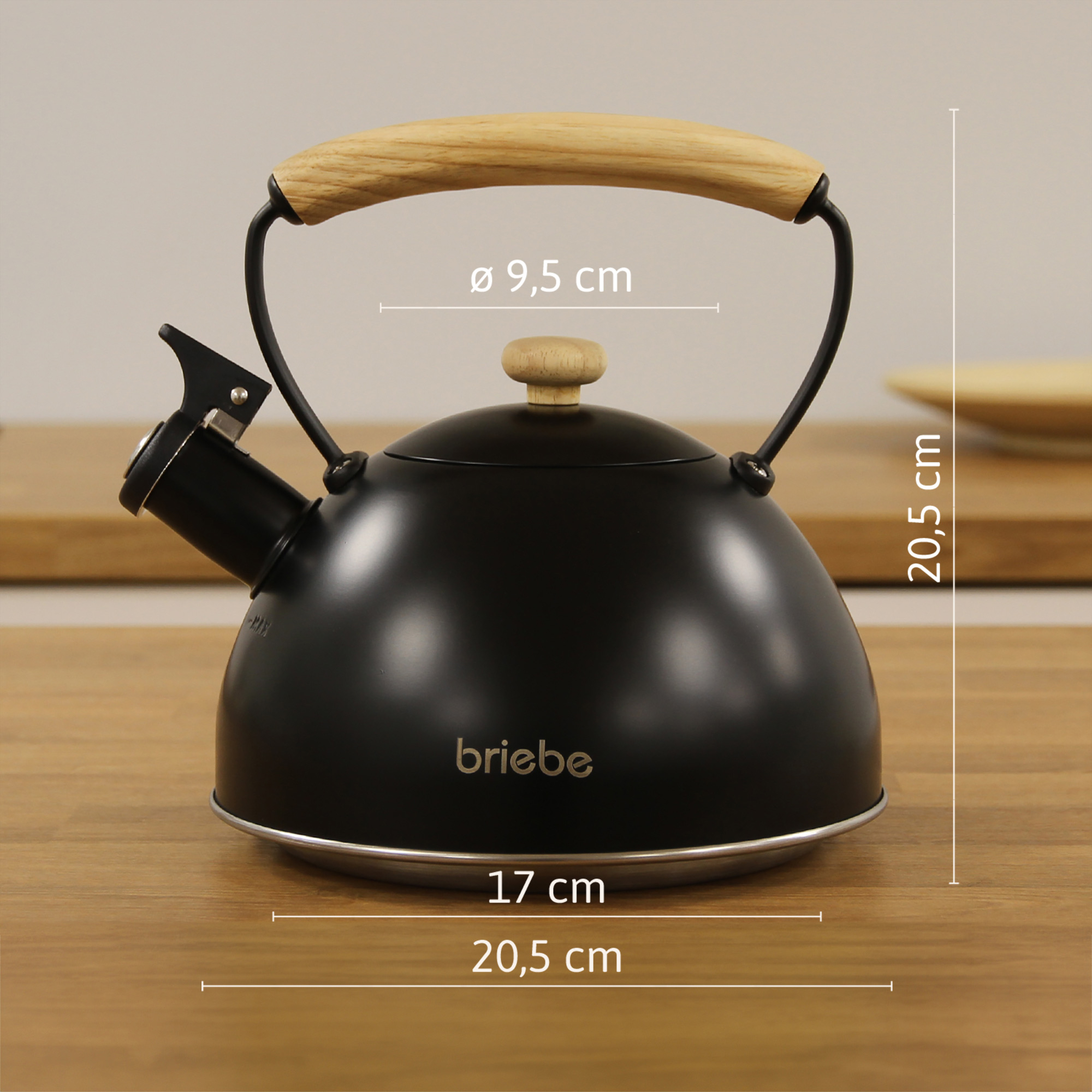 Hervidor negro con asa y tapa de madera sobre superficie de madera, con medidas.