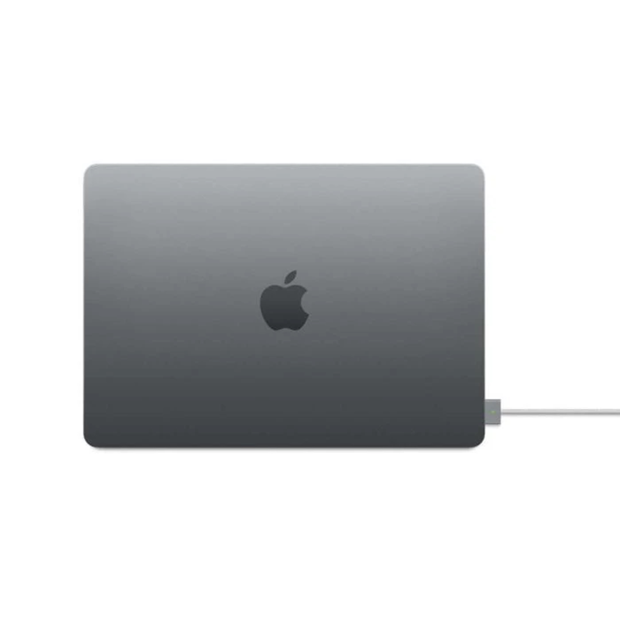 Un MacBook grigio con il logo Apple è visto dall'alto. Un cavo di ricarica è collegato sul lato su sfondo bianco.