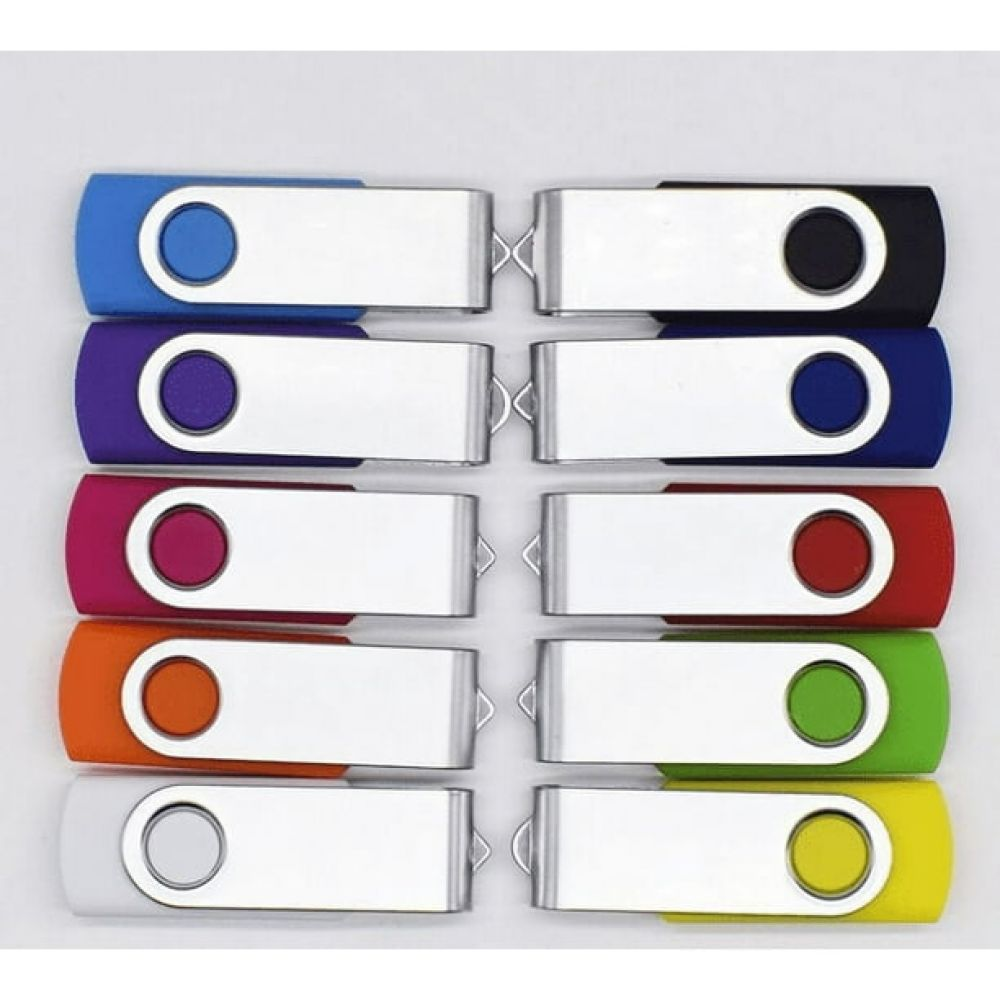 Zehn USB-Sticks in verschiedenen Farben, blau, lila, rosa, orange, weiß, schwarz, dunkelblau, rot, grün und gelb auf weißem Hintergrund.