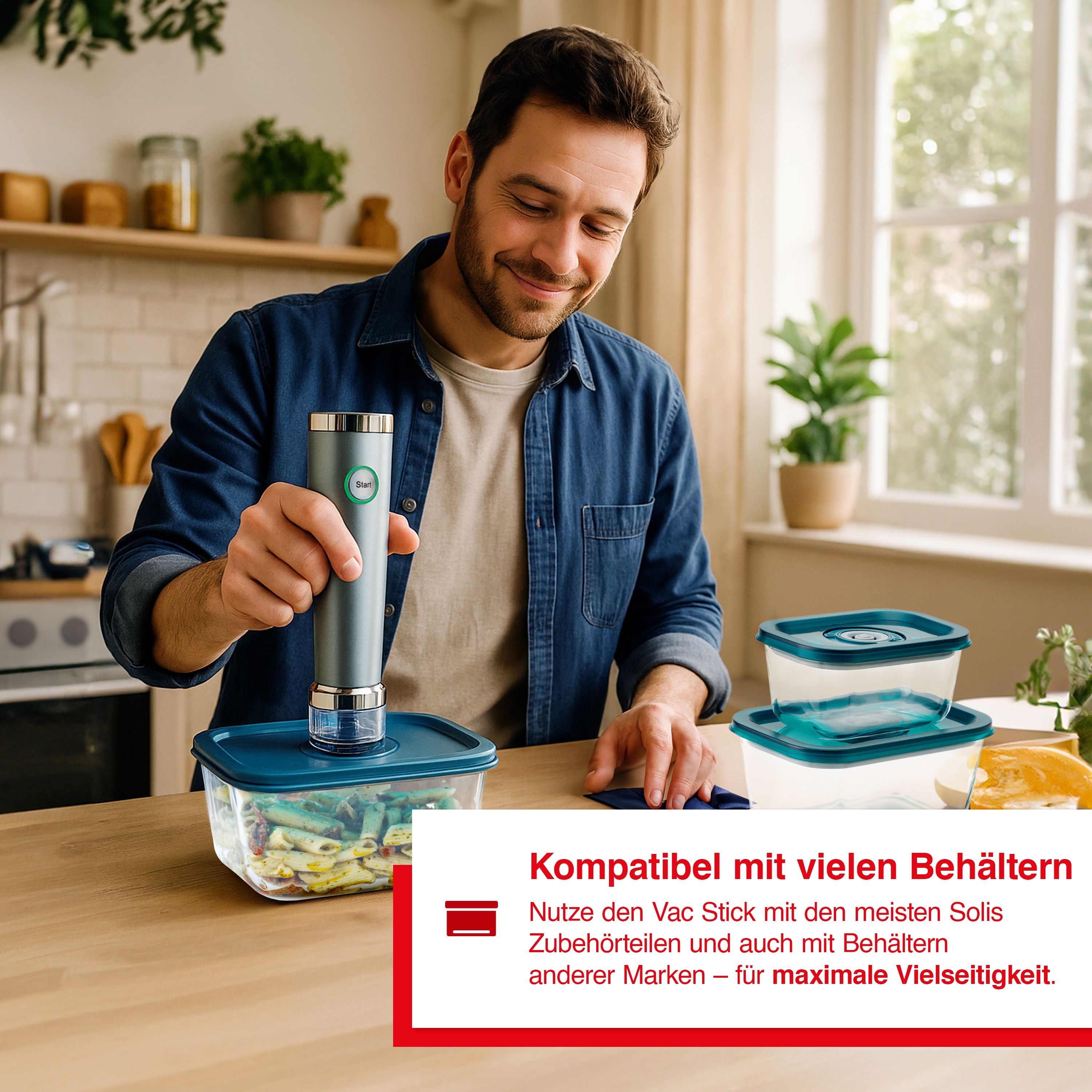 Mann benutzt Vakuumiergerät. Weitere Behälter auf dem Tisch. Fenster im Hintergrund.