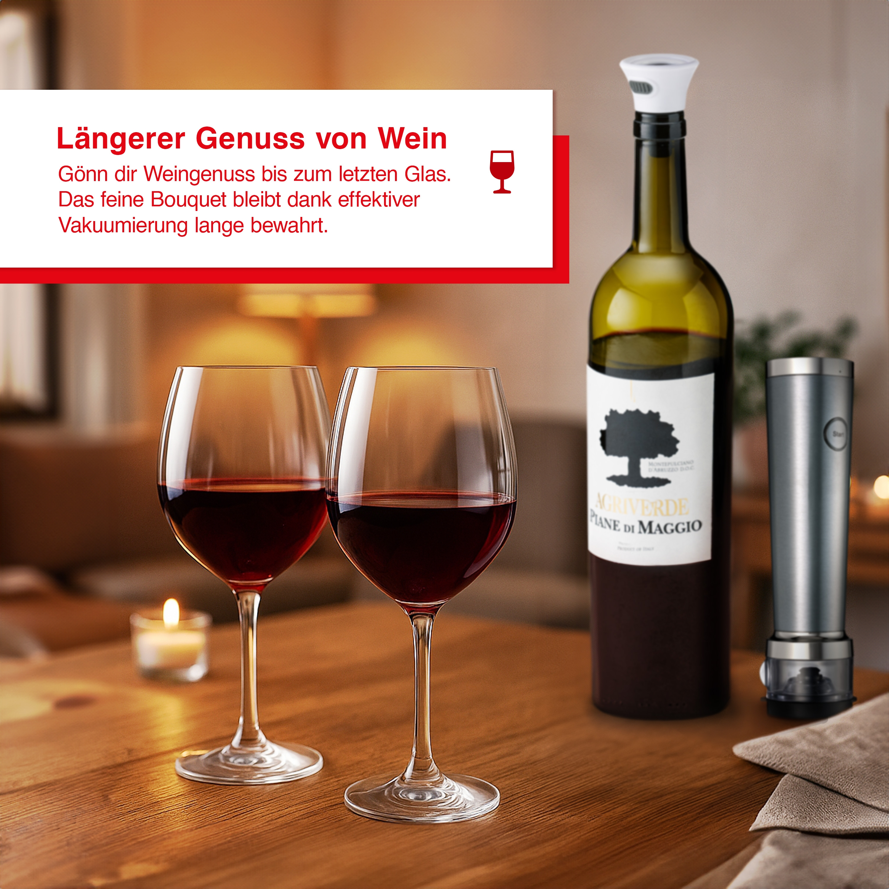 Zwei Gläser Rotwein stehen auf einem Holztisch. Eine Flasche und ein Öffner stehen dahinter. Eine Kerze brennt.