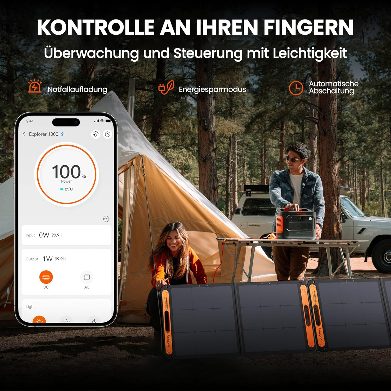 Eine Frau und ein Mann stehen in der Nähe eines Zeltes und eines Autos. Sie halten Geräte mit Energieinformationen und Sonnenkollektoren.