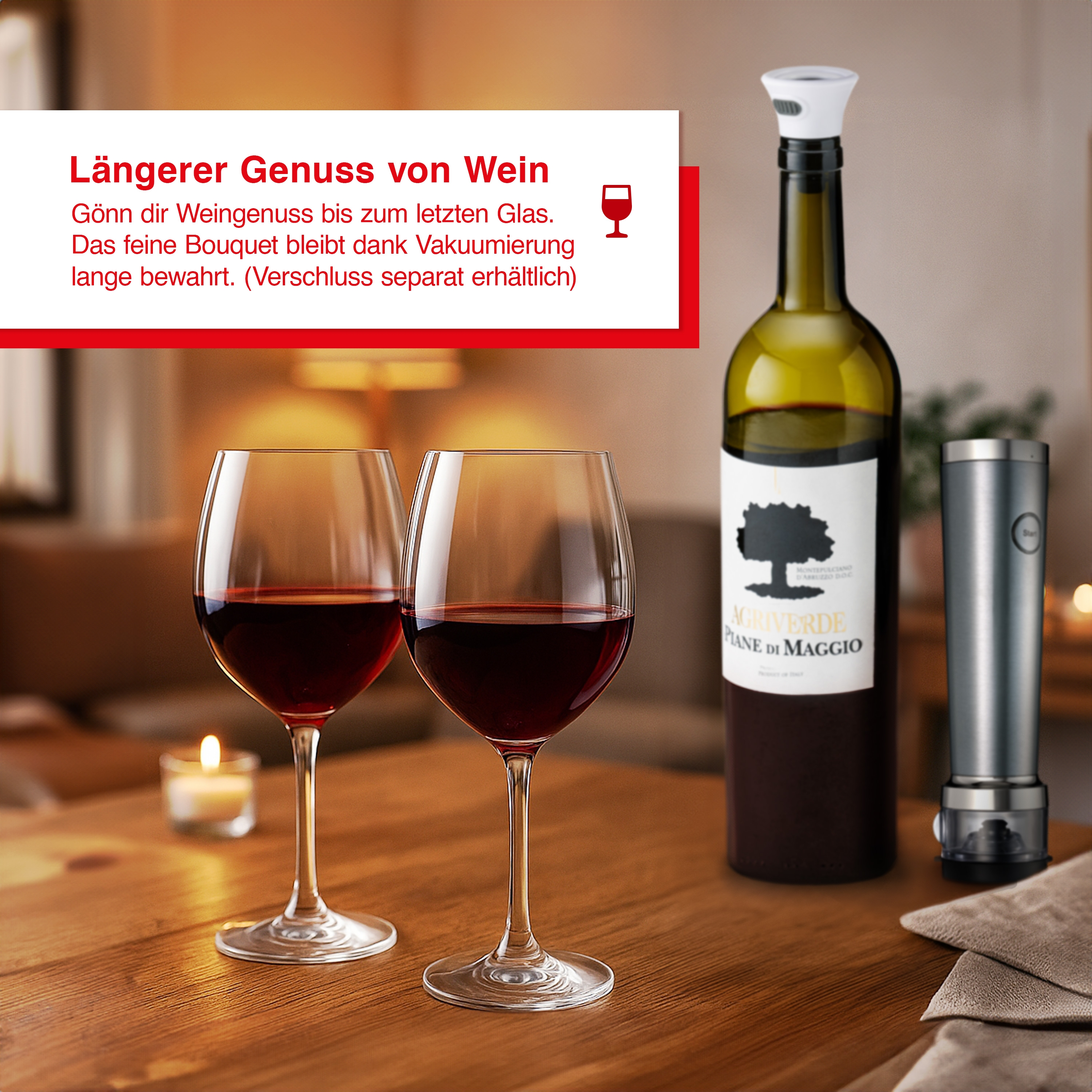 Zwei Weingläser mit Rotwein, eine Weinflasche mit Stopfen und ein elektrischer Korkenzieher auf einem Holztisch.
