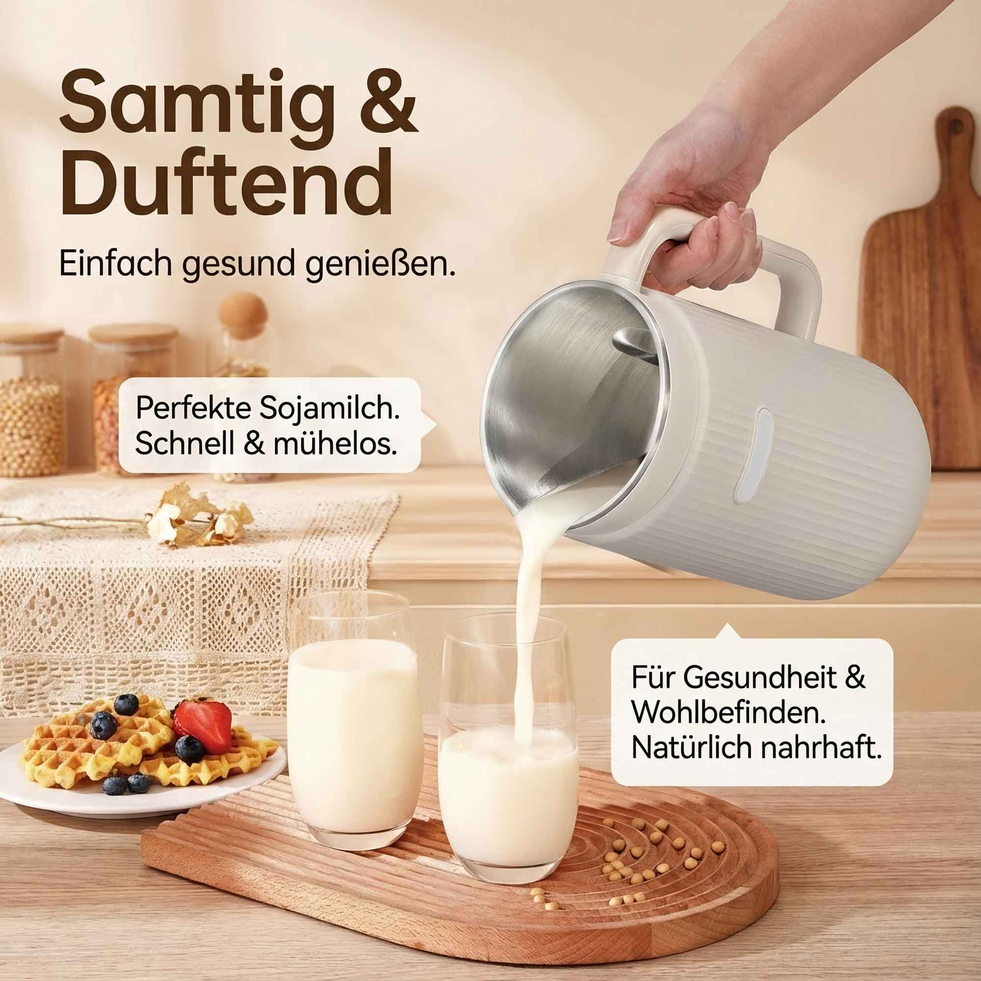 Eine Hand gießt Sojamilch aus einem weißen Gerät in zwei Gläser. Waffeln mit Beeren stehen daneben auf einem Holztablett.