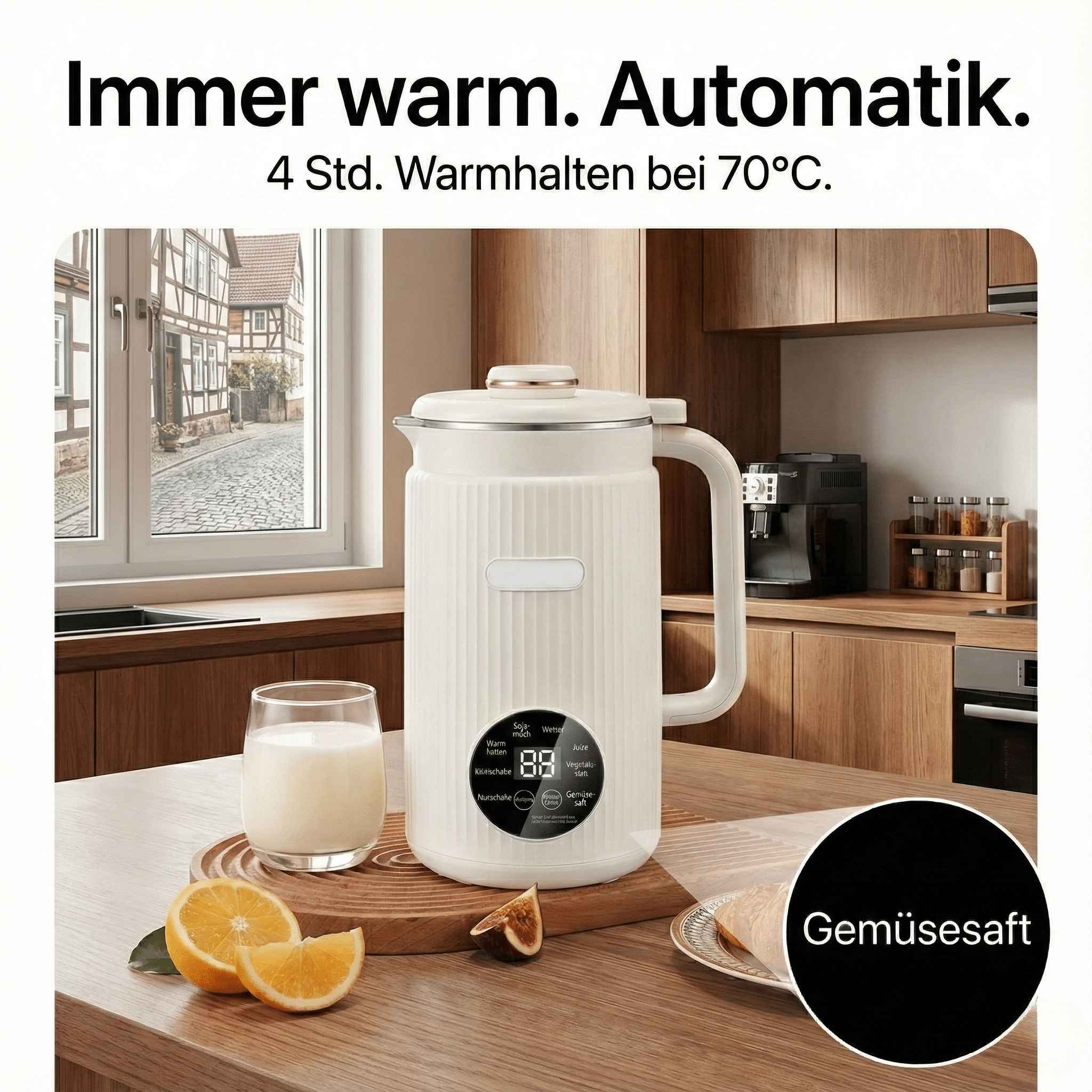 Ein weißes Gerät steht auf einer Holztheke mit einem Glas Milch, Orangen und einer Feige.