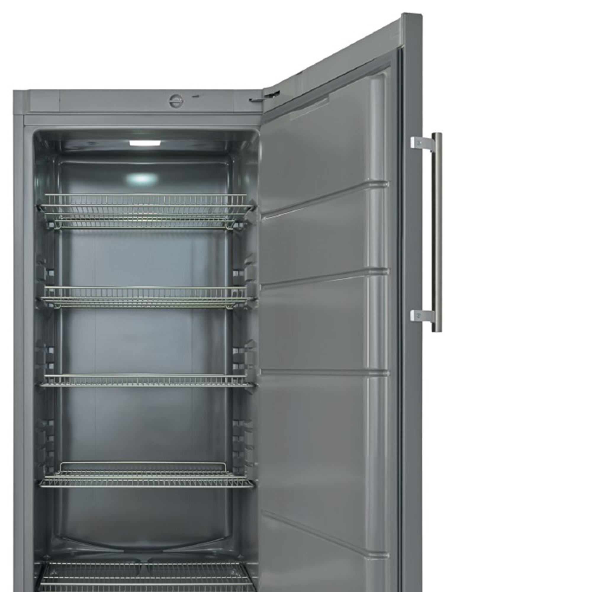 Ein grauer Kühlschrank mit offener Tür. Im Inneren befinden sich Drahtregale. Die Tür hat einen silbernen Griff.
