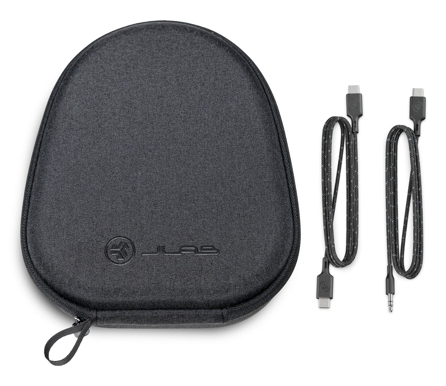 Un étui pour casque gris foncé, deux câbles USB noirs et un câble audio noir sur fond blanc.