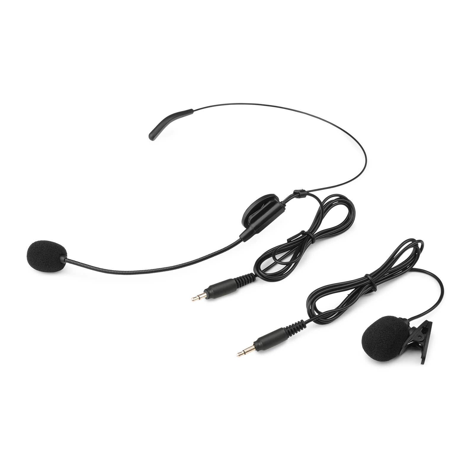 Tres micrófonos negros con cables sobre un fondo blanco. Uno es un auricular y los otros dos son micrófonos de solapa.