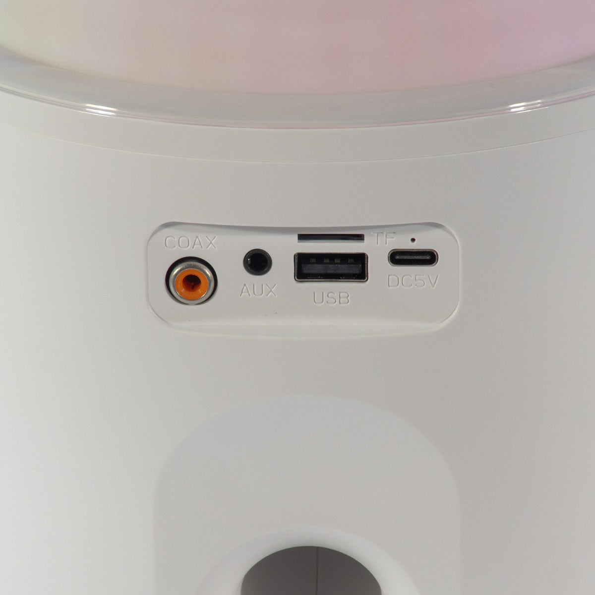 Weißes Gerät mit verschiedenen Anschlüssen: COAX, AUX, USB, TF und DC5V. Orange und schwarze Anschlüsse sind sichtbar.