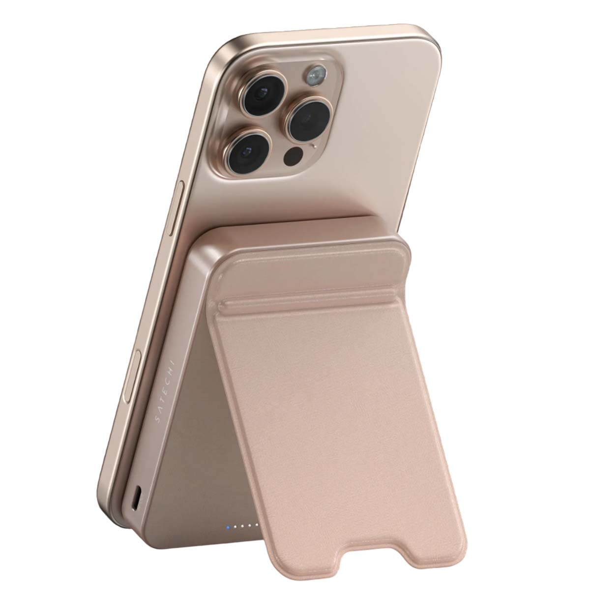 Ein goldenes iPhone mit Ständer. Das iPhone hat mehrere Kameralinsen. Der Ständer ist ebenfalls goldfarben und trägt den Markennamen 'Satechi'.