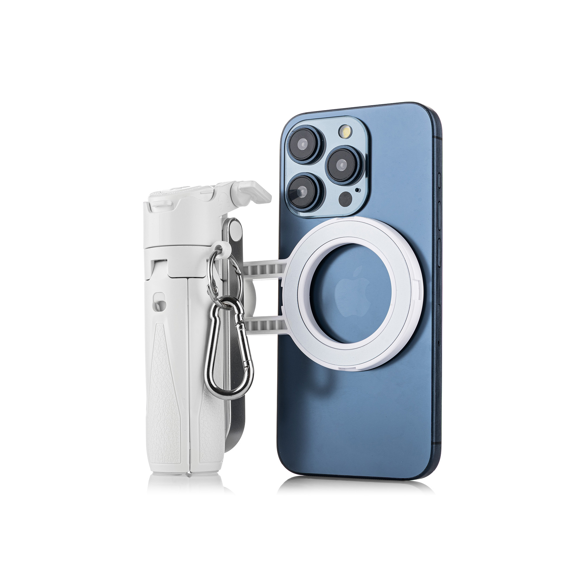 Blaues iPhone mit weißem MagSafe-Ladegerät und weißem Zubehör, das an einem weißen Zubehör befestigt ist.