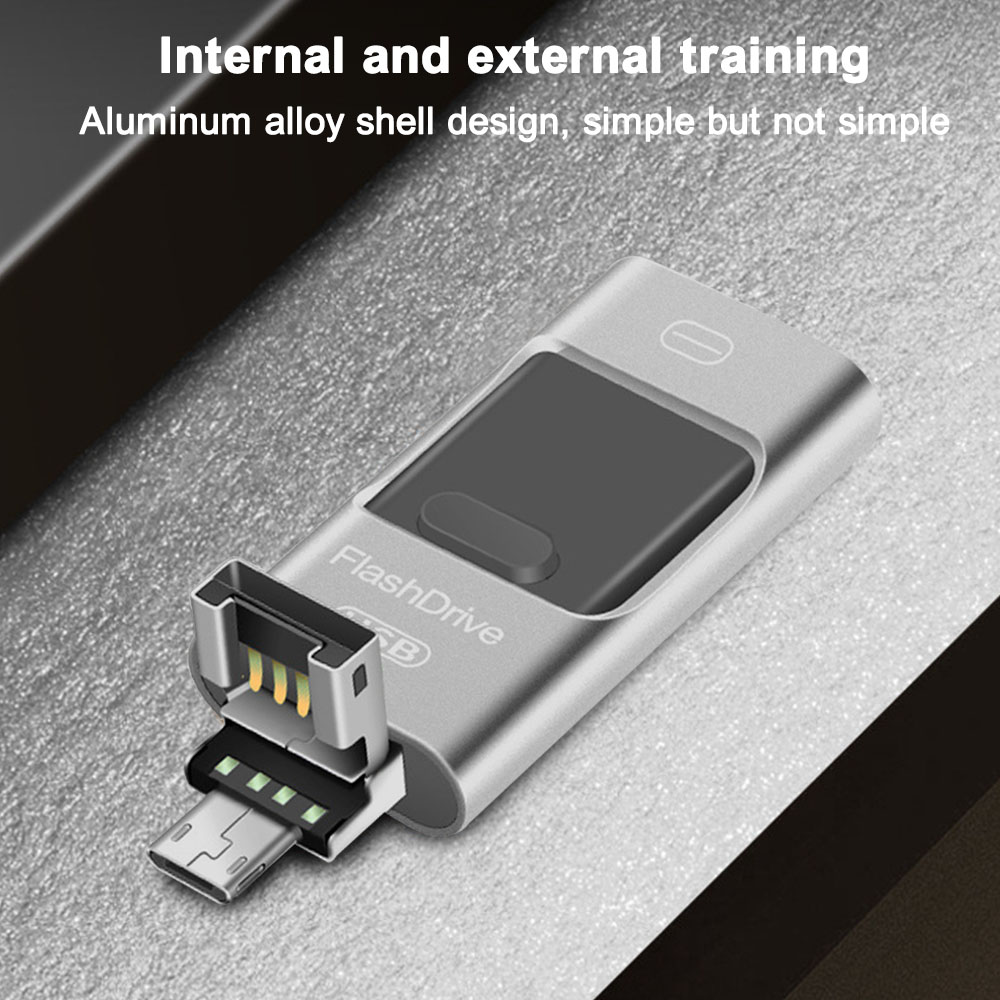 Ein silberner FlashDrive mit schwarzer Oberseite ist an einen Micro-USB-Anschluss angeschlossen. Der Hintergrund ist eine strukturierte, hellgraue Oberfläche.