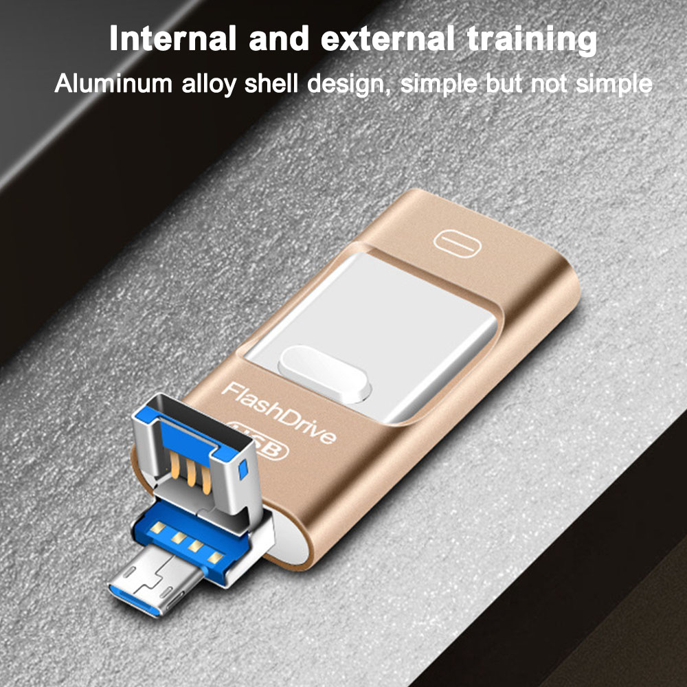 Ein goldener USB-Stick mit weißem und blauem Anschluss auf einer strukturierten grauen Oberfläche. Text oben: 'Interne und externe Schulung'.