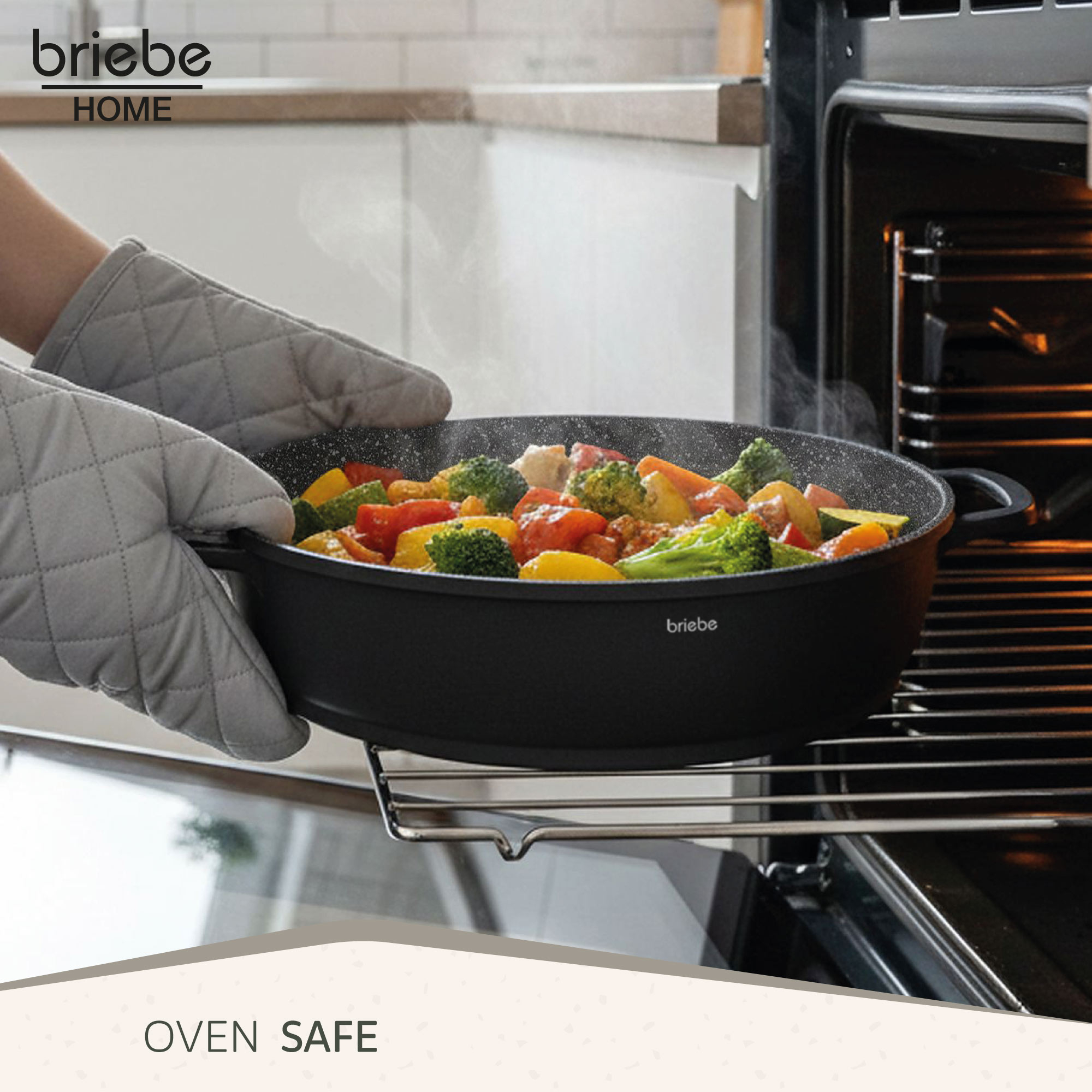 Una sartén con verduras se sostiene con guantes de horno. Está en un horno. La sartén está en la rejilla del horno.