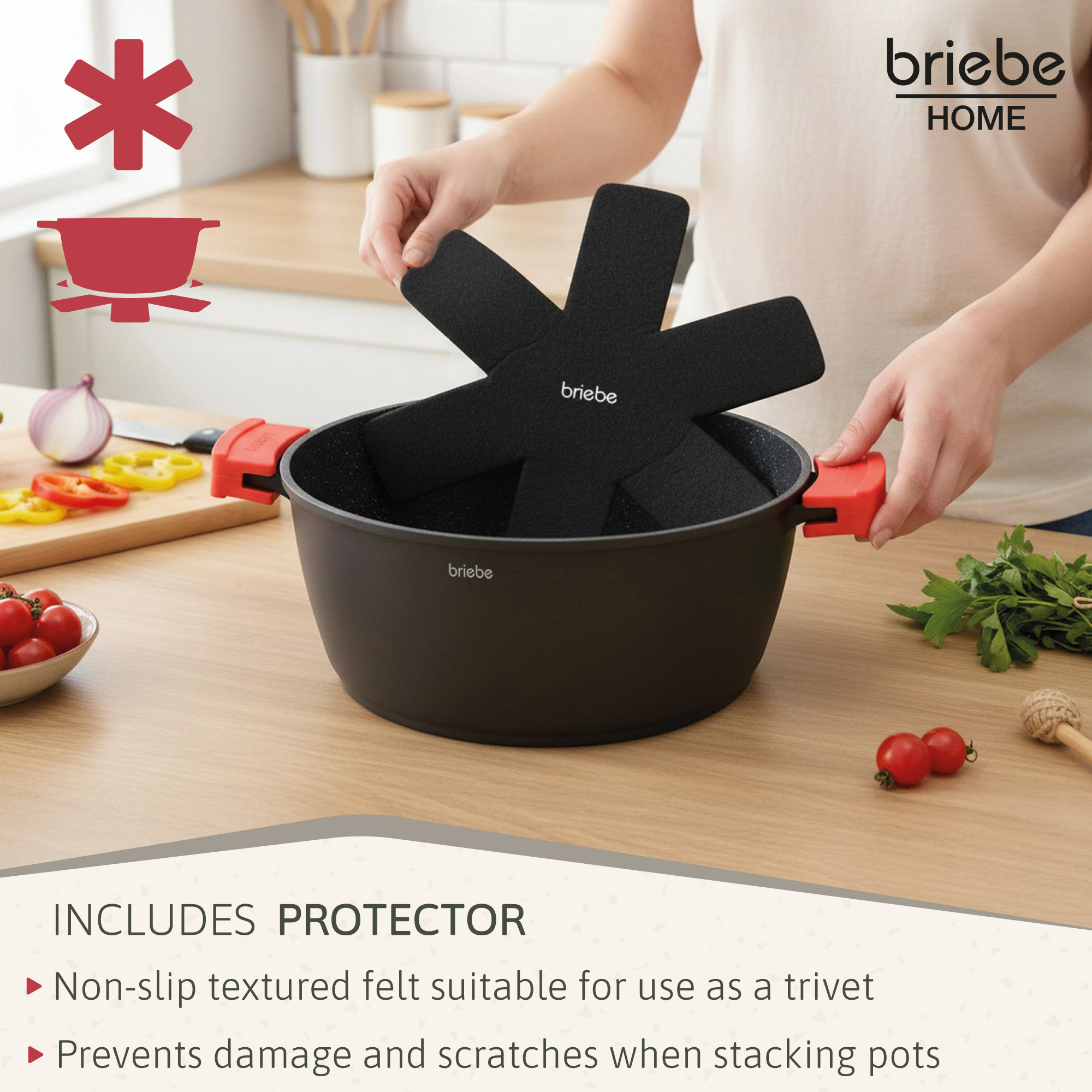 Una persona coloca un protector de fieltro negro en una olla negra con asas rojas. Se ven verduras y la marca.
