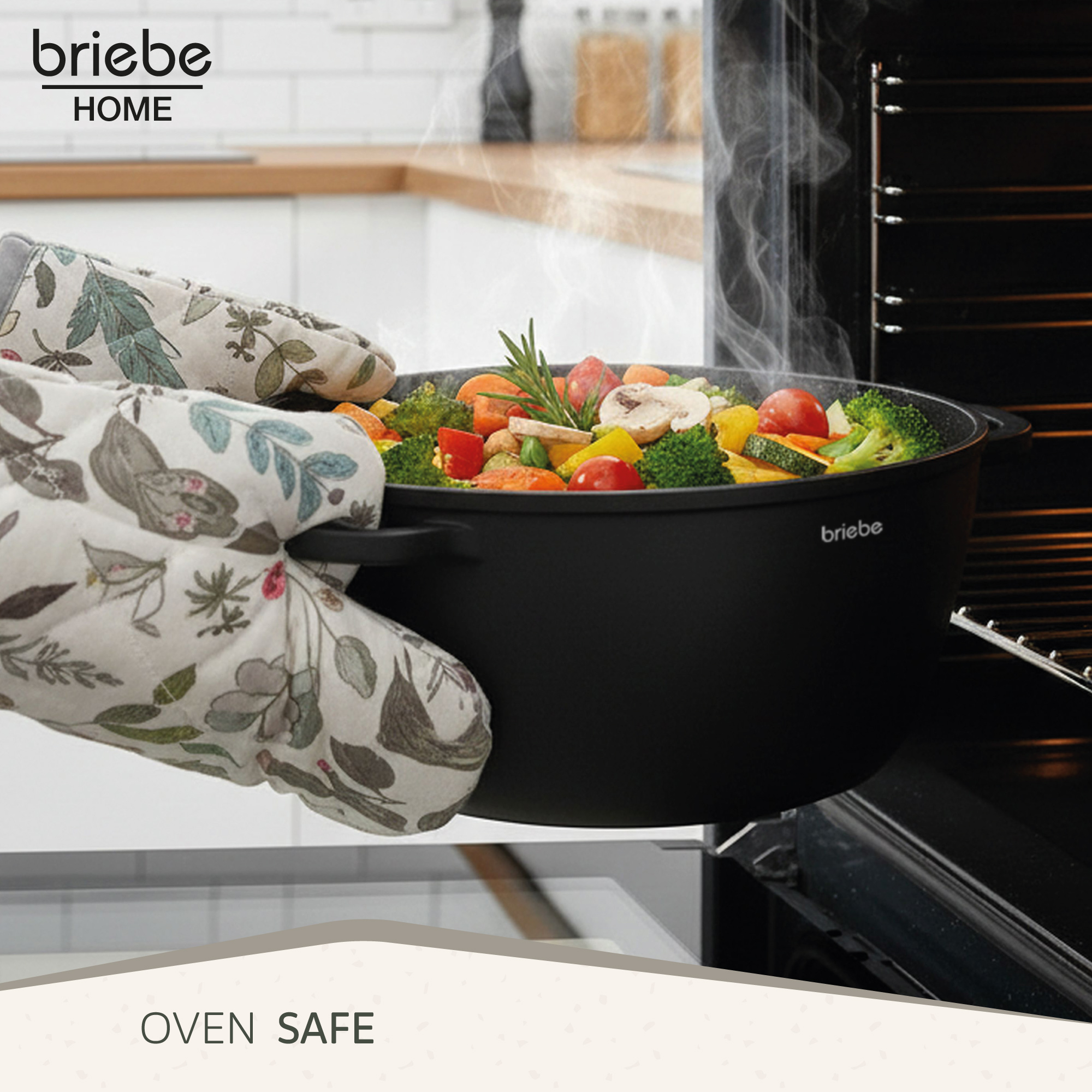 Una olla de verduras se sostiene con guantes de horno. Está en un horno. El vapor se eleva de la comida caliente.