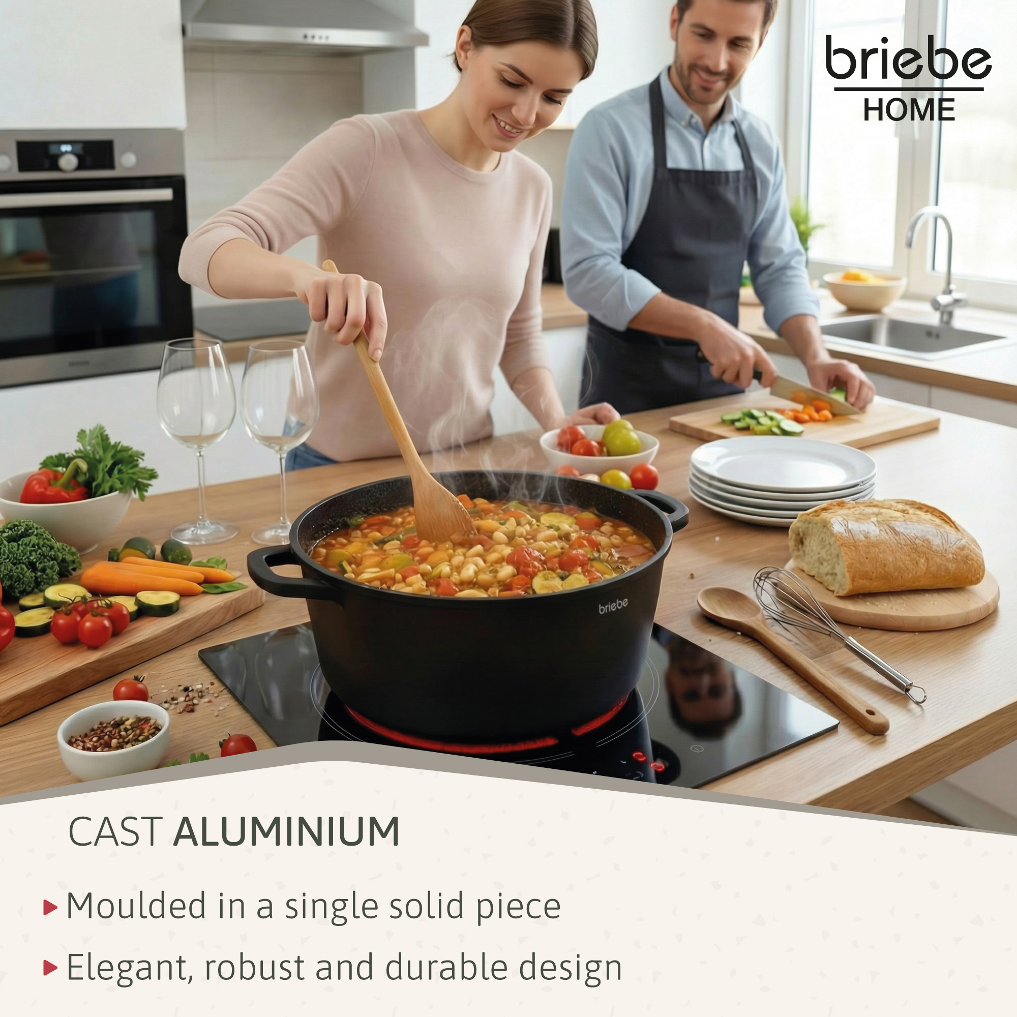 Una pareja cocina en la cocina. Una mujer revuelve una olla de guiso. El hombre corta verduras. Comida y utensilios visibles.
