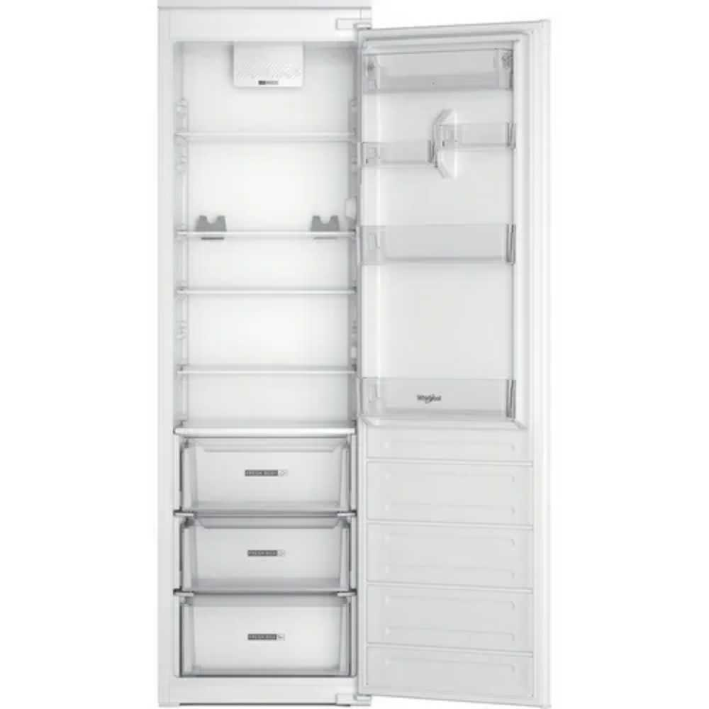 Een witte, open koelkast. Binnenin zijn er planken, laden met het label 'FRESH BOX' en de deur met planken.