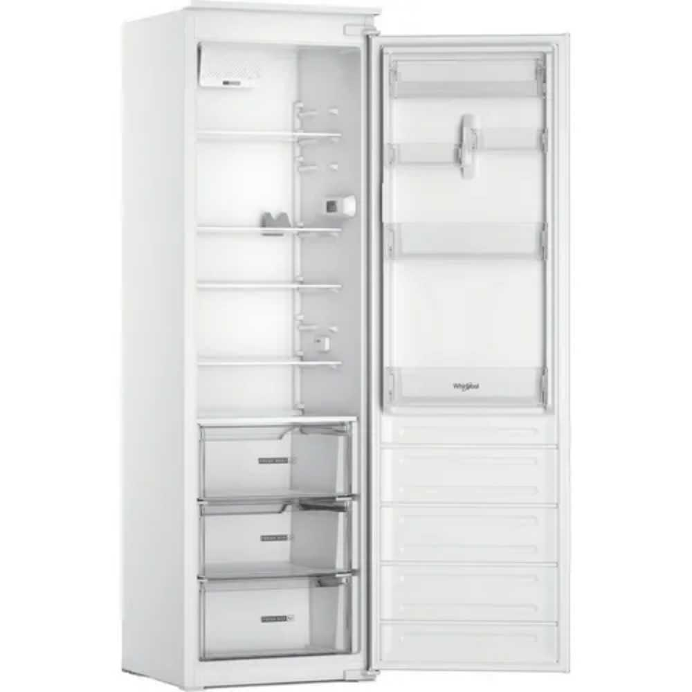 Een witte koelkast met de deur open. Binnenin zijn planken en laden. De open deur toont meer planken en laden.