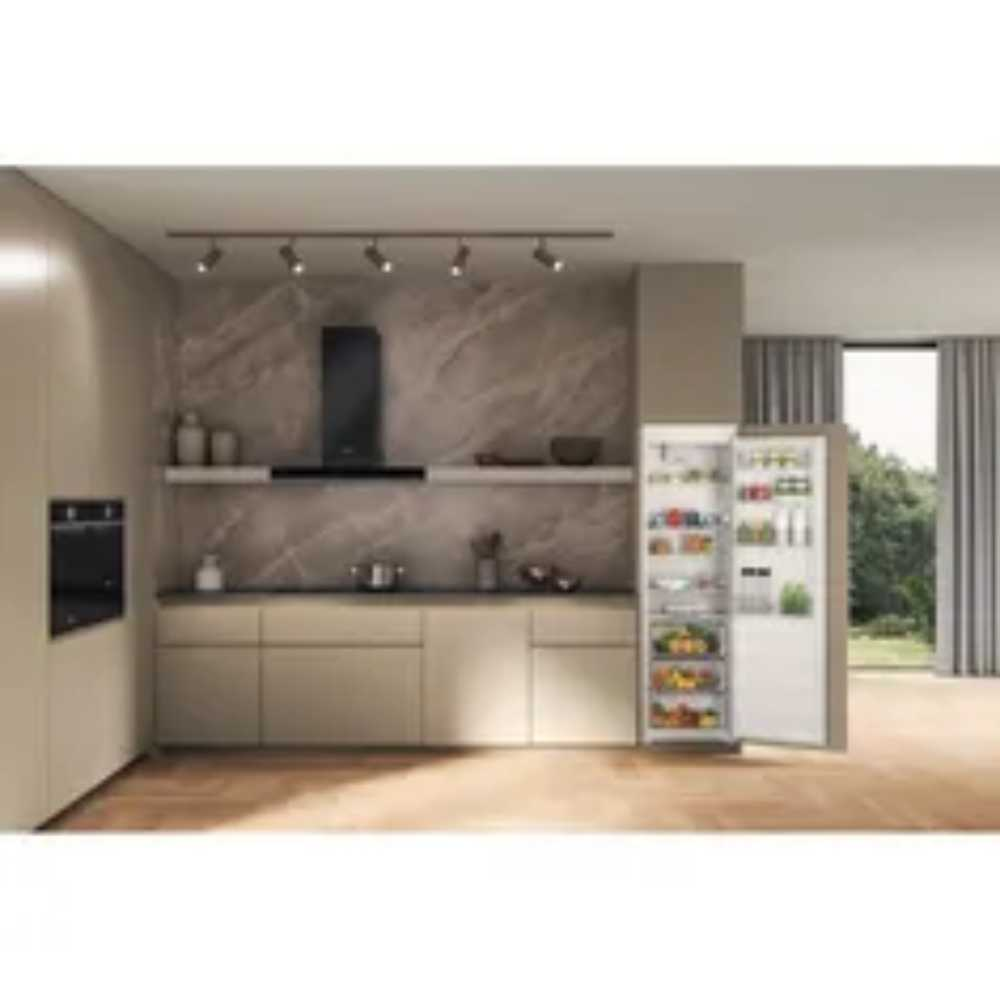 Een moderne keuken met een open koelkast, oven en kasten. De kamer heeft een houten vloer en een raam met gordijnen.