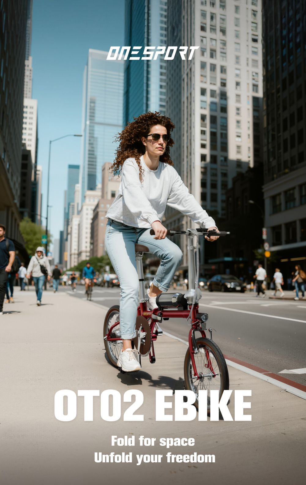 Una mujer monta una OTO2 EBIKE roja en una calle de la ciudad. Edificios en el fondo. La bici se anuncia como 'Plegable para ahorrar espacio'.