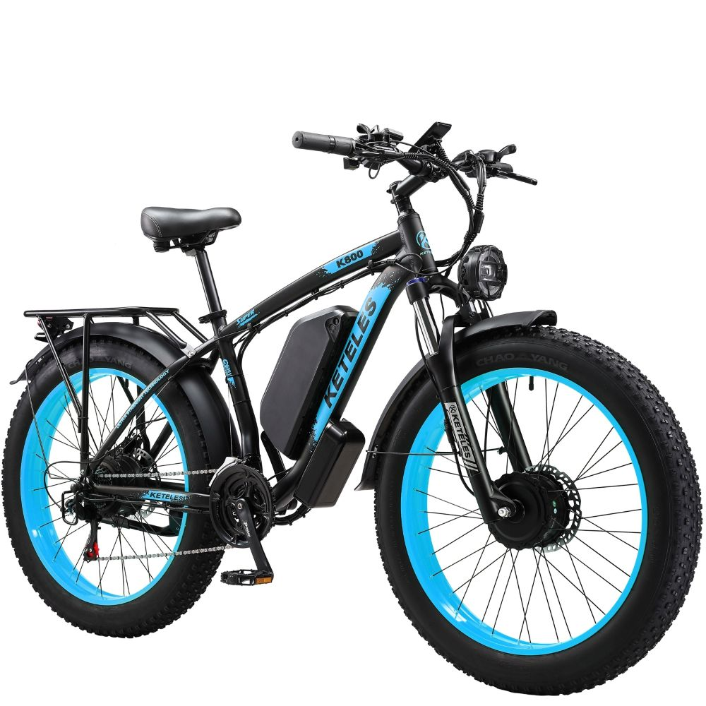 Bicicleta eléctrica negra con detalles azules, neumáticos gruesos y batería. Visible la marca.