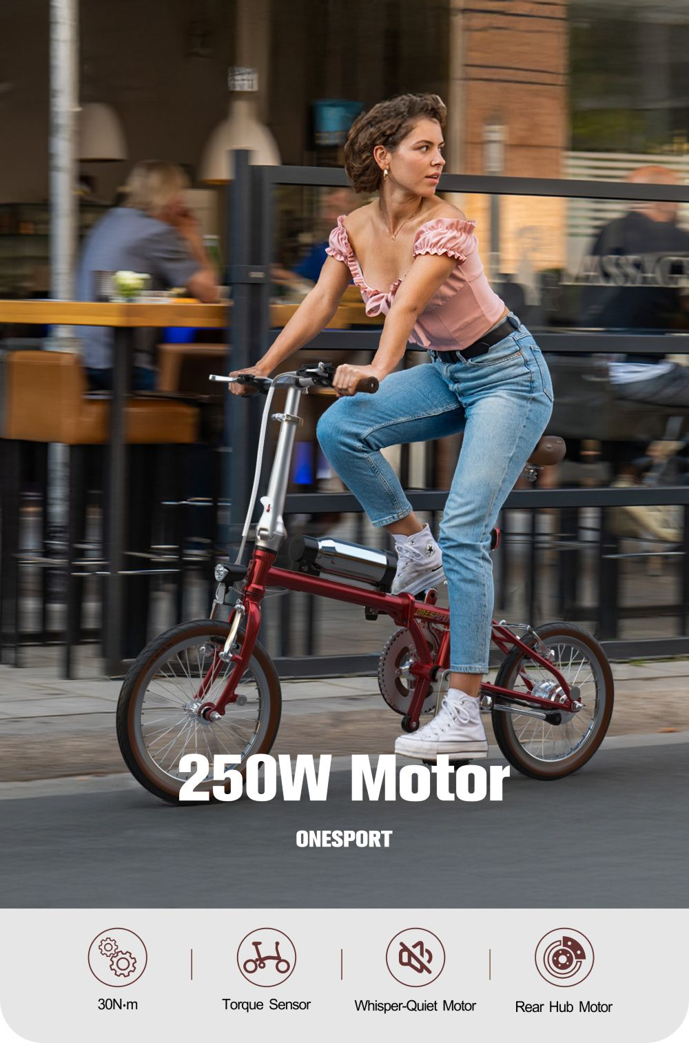 Una mujer monta en bicicleta plegable roja. Lleva un top rosa y vaqueros azules. La bicicleta tiene un motor de 250W. El fondo muestra una calle.