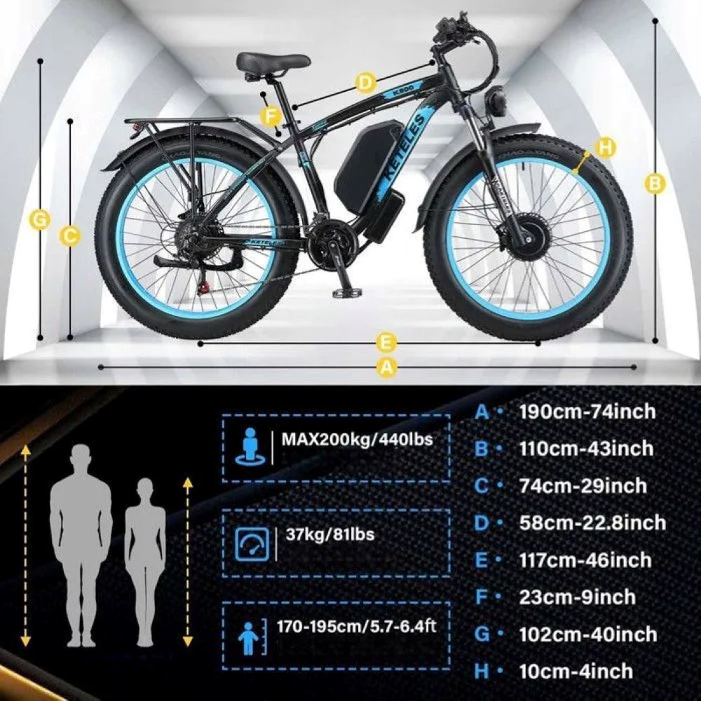 Una bicicleta eléctrica, marco negro con detalles azules, dimensiones etiquetadas e información de peso/capacidad, con un fondo blanco.