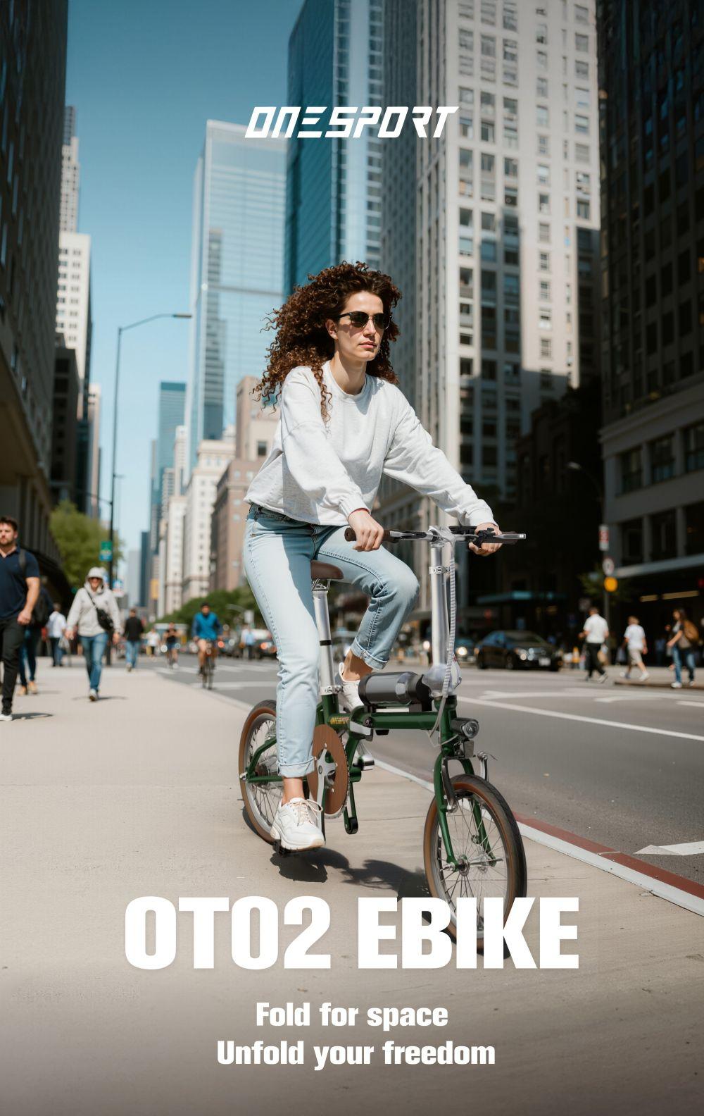 Mujer monta una ebike OTO2 verde en la calle. Edificios al fondo. Texto: Doblar para el espacio, despliega tu libertad.