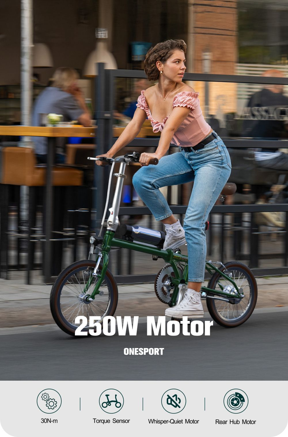 Una mujer monta una bicicleta eléctrica verde en una calle. La bicicleta tiene un motor de 250W. El fondo muestra edificios y personas.