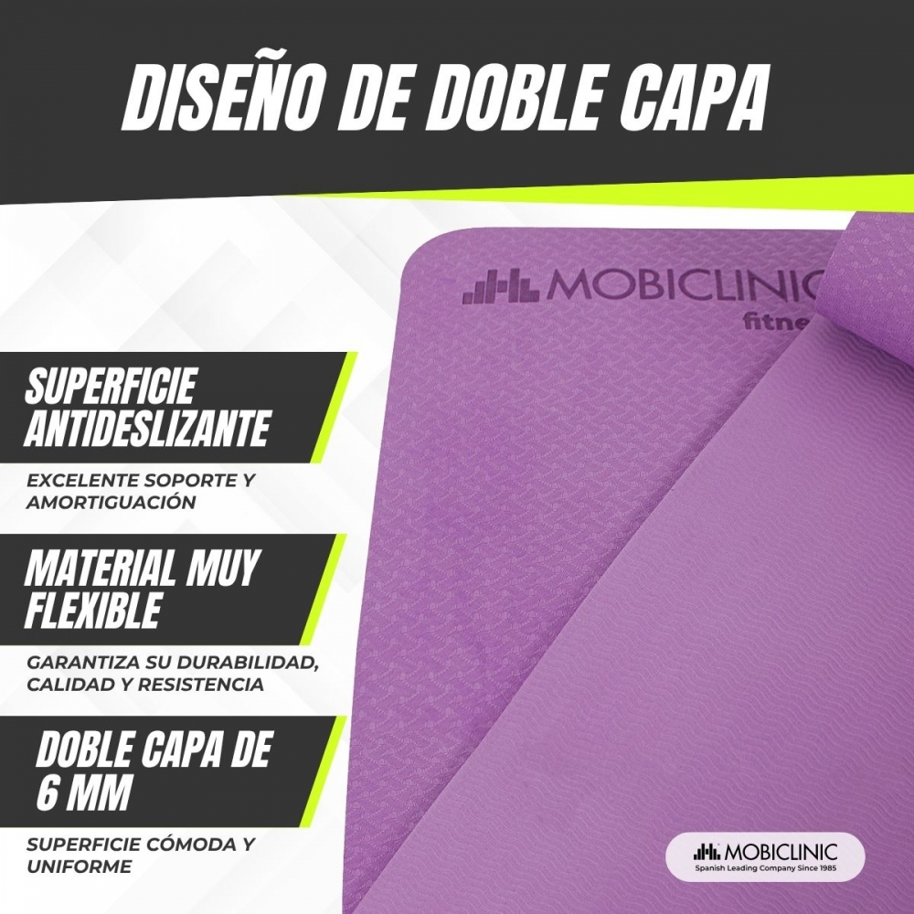 La imagen muestra una esterilla de yoga morada con texto en español. El texto destaca características: doble capa, superficie antideslizante, material flexible.