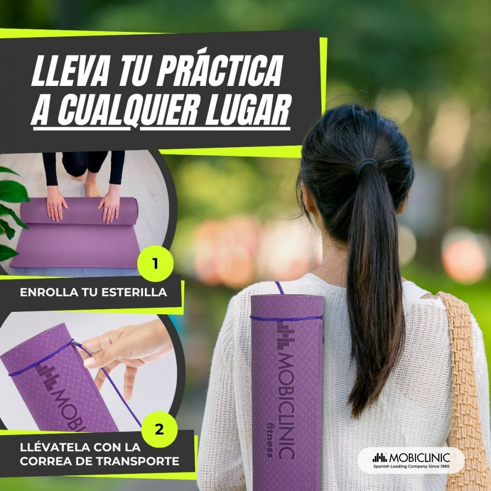 Una mujer lleva una esterilla de yoga enrollada. La imagen promueve la portabilidad de la esterilla, con instrucciones e información de la marca.