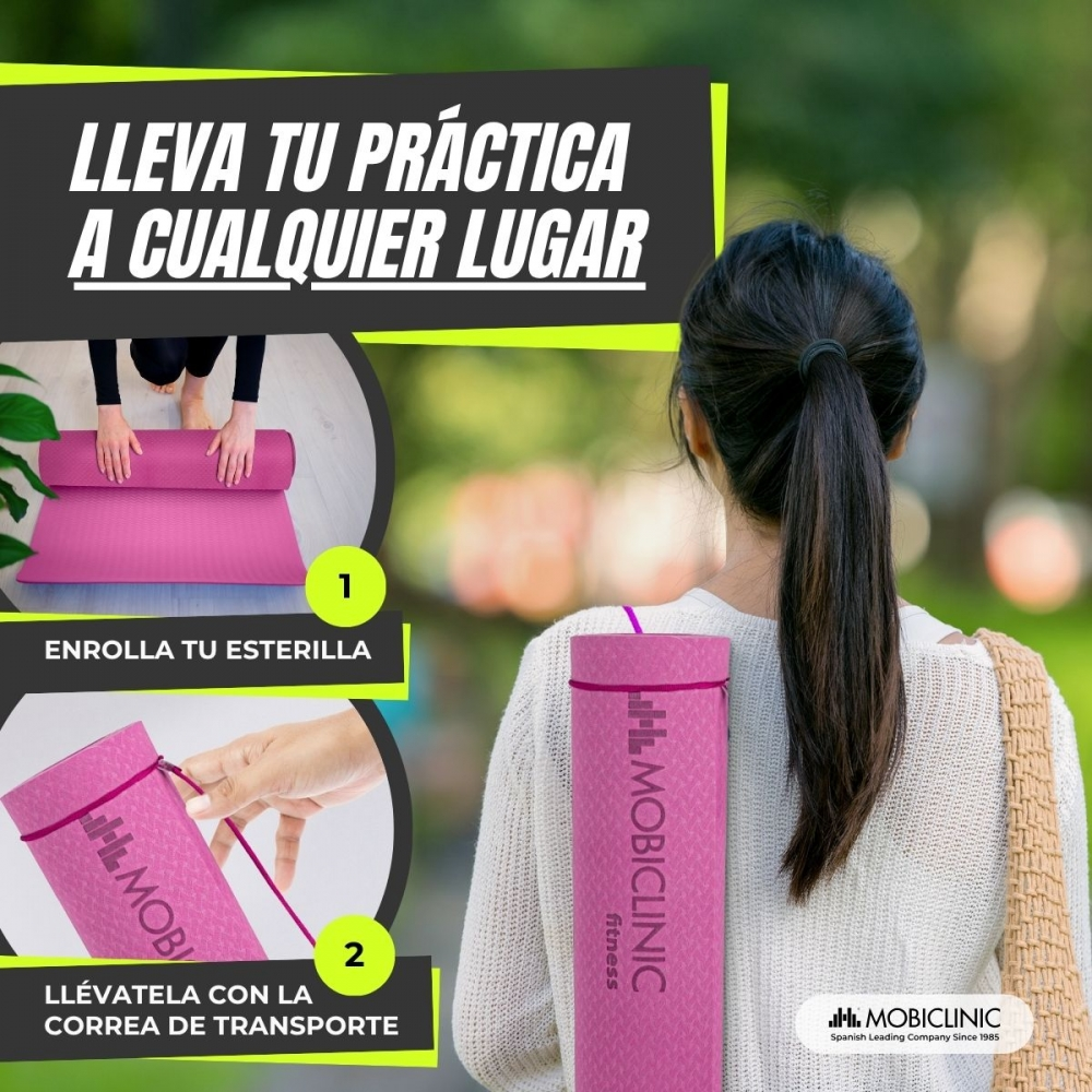Una mujer lleva una esterilla de yoga rosa enrollada. La imagen promociona una marca de fitness. Las instrucciones muestran cómo enrollar y llevar la esterilla.