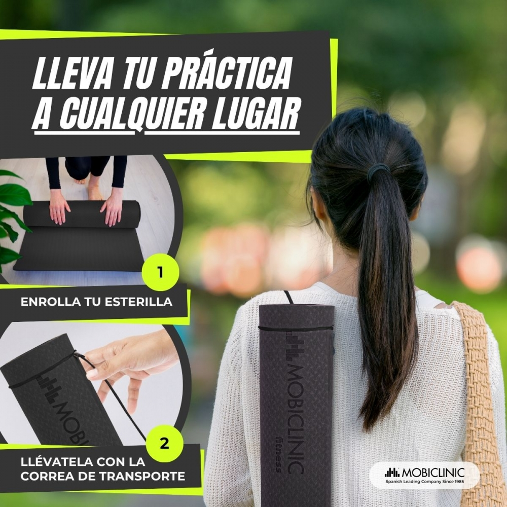Una mujer con una esterilla de yoga en una funda camina al aire libre. La imagen muestra cómo enrollar la esterilla y llevarla con una correa.