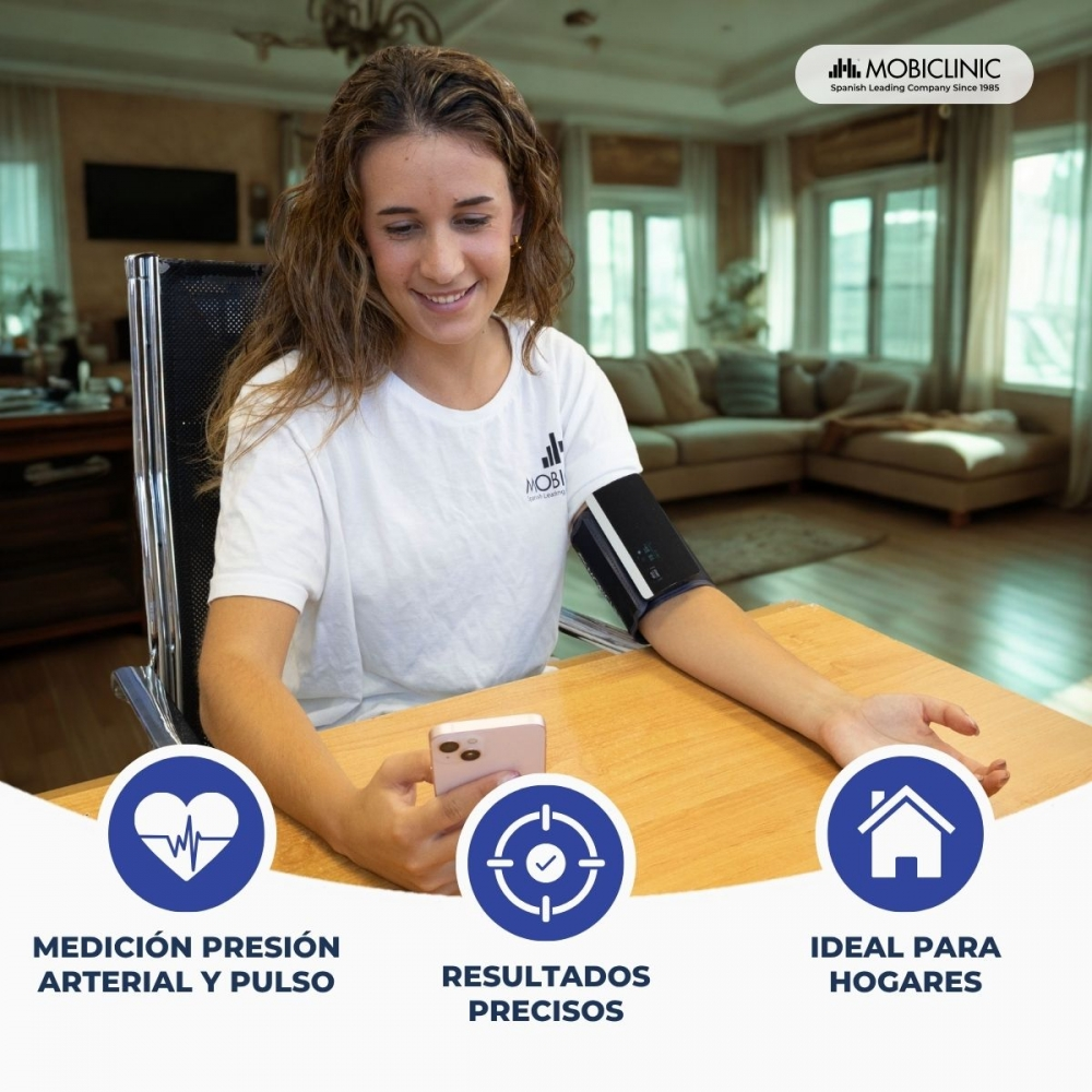 Una mujer usando un monitor de presión arterial, sonriendo. La escena incluye iconos con texto: presión arterial, resultados precisos, y ideal para el hogar.